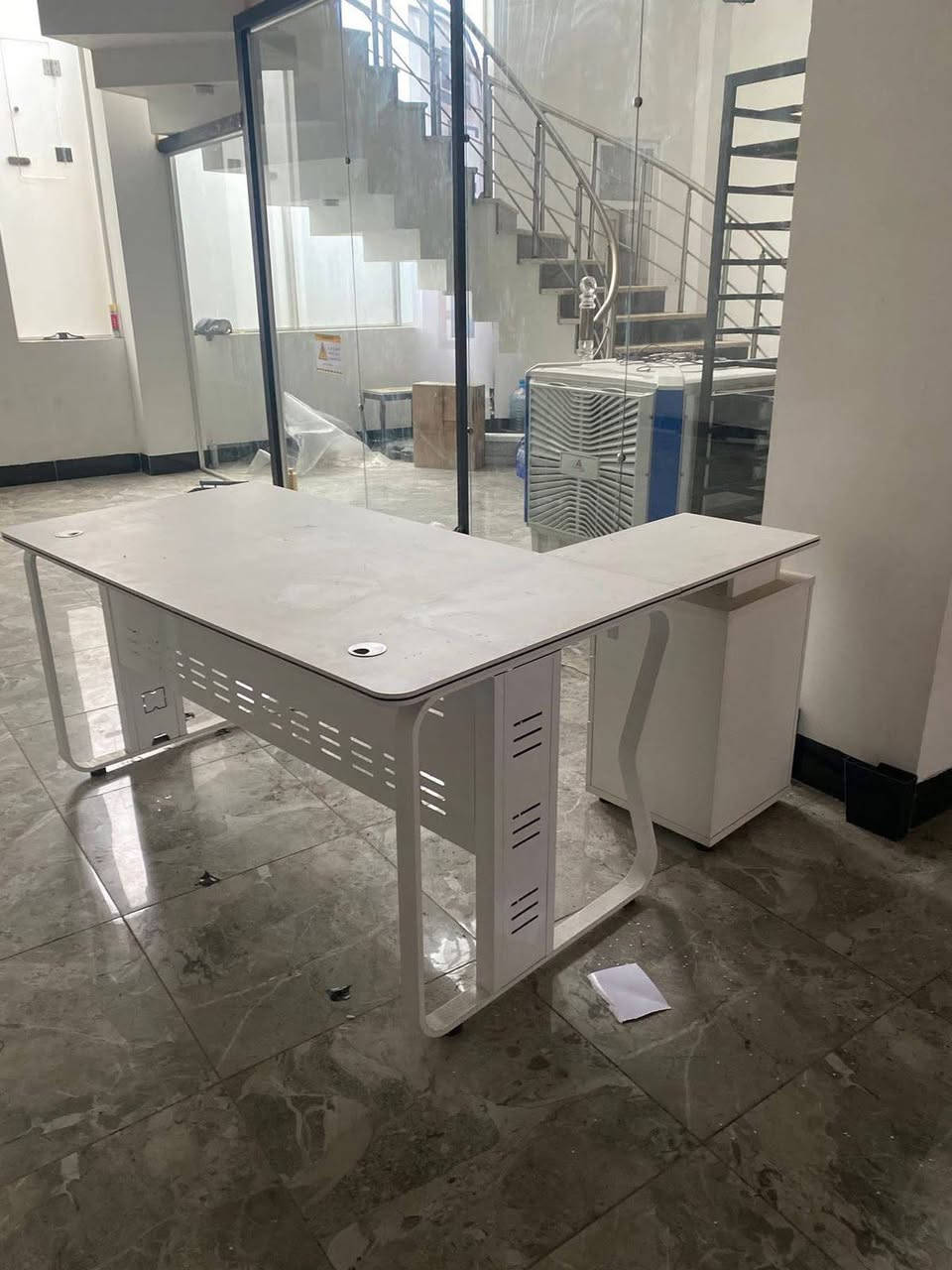 ميز مكتبي قطعتين  مستخدم قليل 
نظيف جدا جدا  القياسات 90*180  السعر 175 الف 
حي الشرطة 
***********
