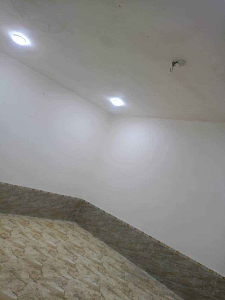 يبعد عن التبليط 20متر
دار زراعي للبيع مساحة 120متر 
غرفتين وديوانية وصحيات ومطبخ 
وصالة ومنور وحمام داخلي ناحية
 سديناوية سعر 53للاستفسار اتصل
       ***********
