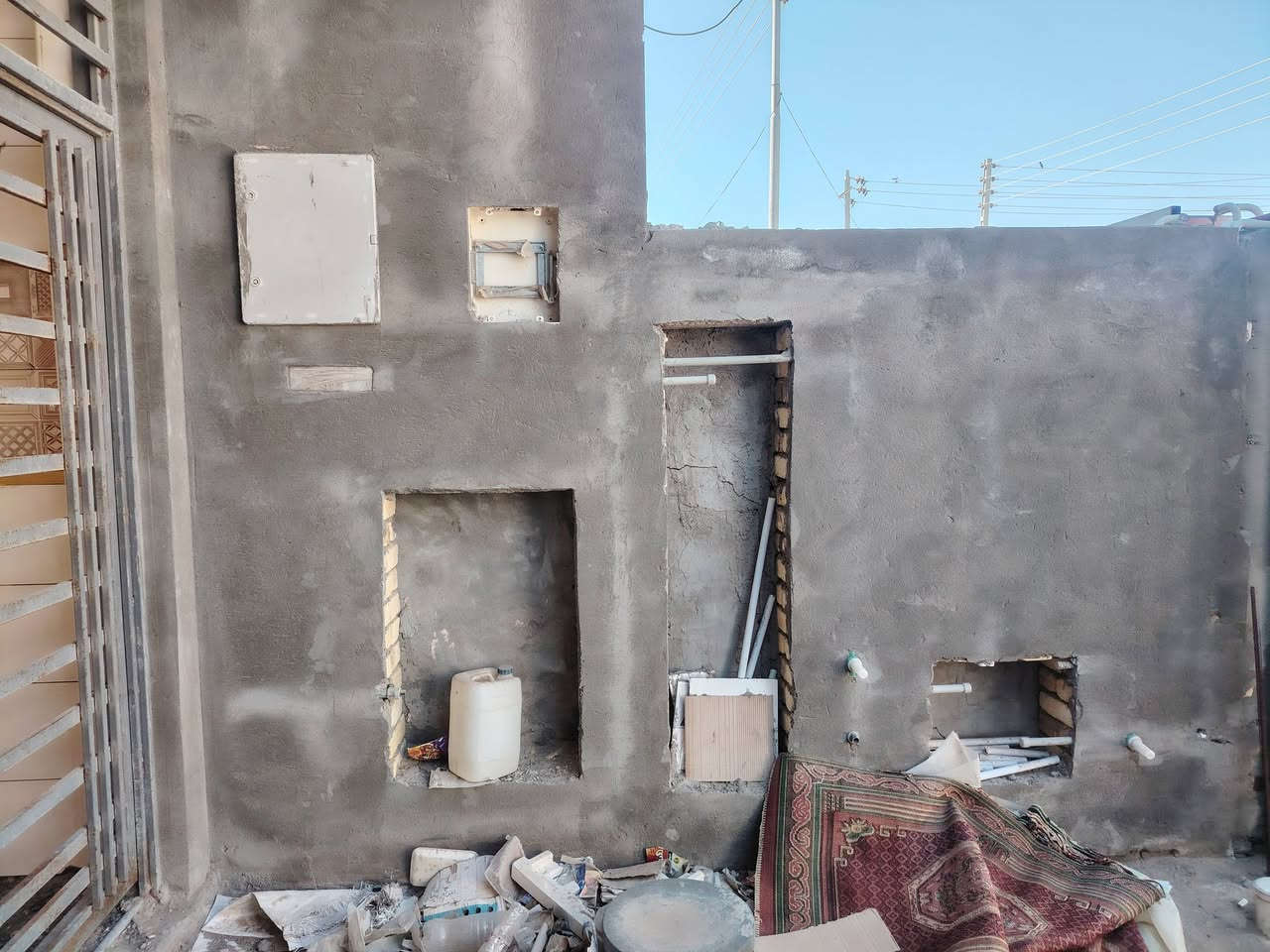 بيت للبيع المكان العماره نحيه علي شرقي حي رمضان المساحة 150متر ***********
