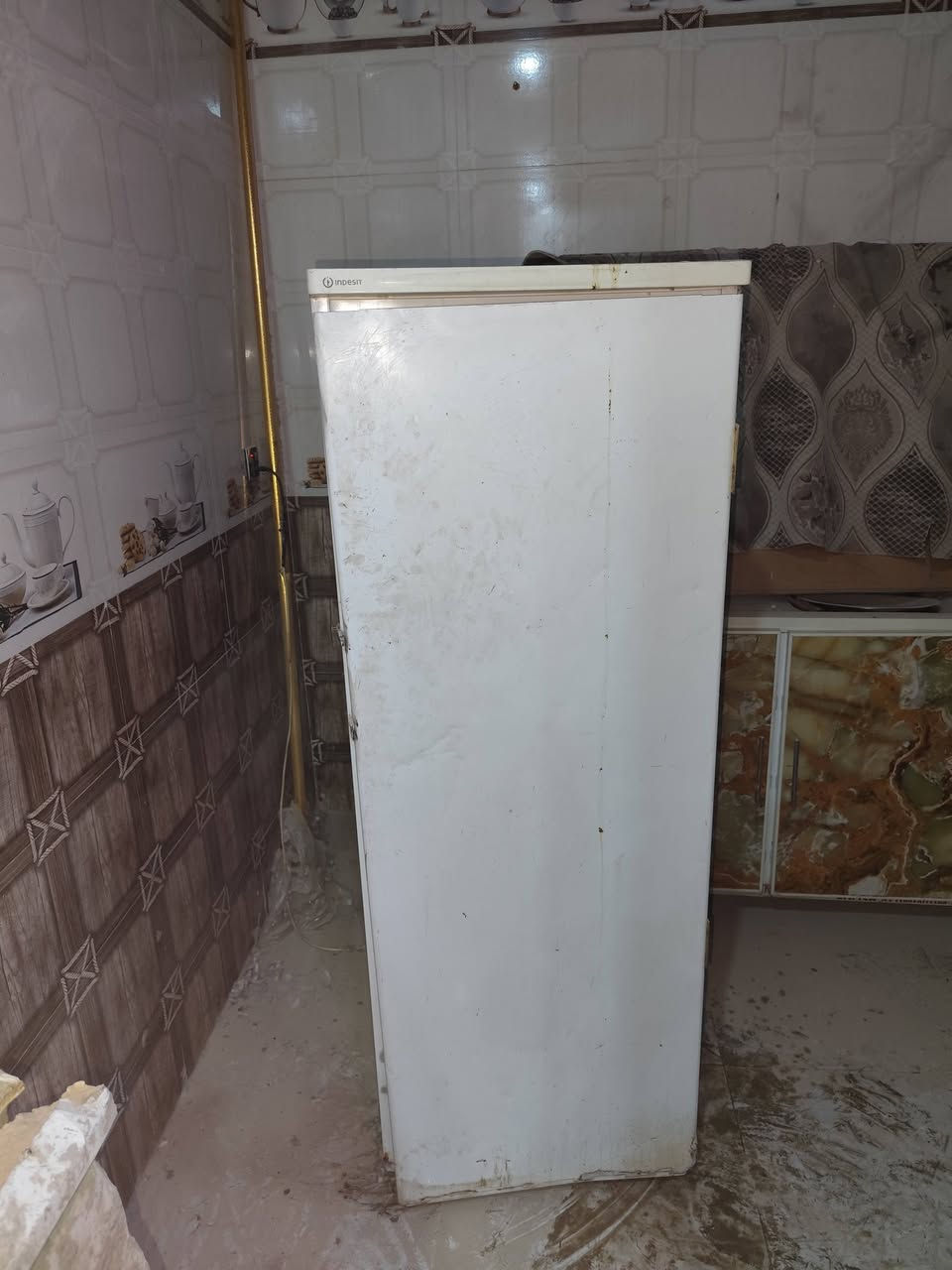 للبيع طباخ 4 عيون + ثلاجه باب واحد شغالات السعر 200 شلعه كامله واذا مفرد يختلف السعر! رقمي *********** واتساب موجود..... 
#ادمن 🥀
