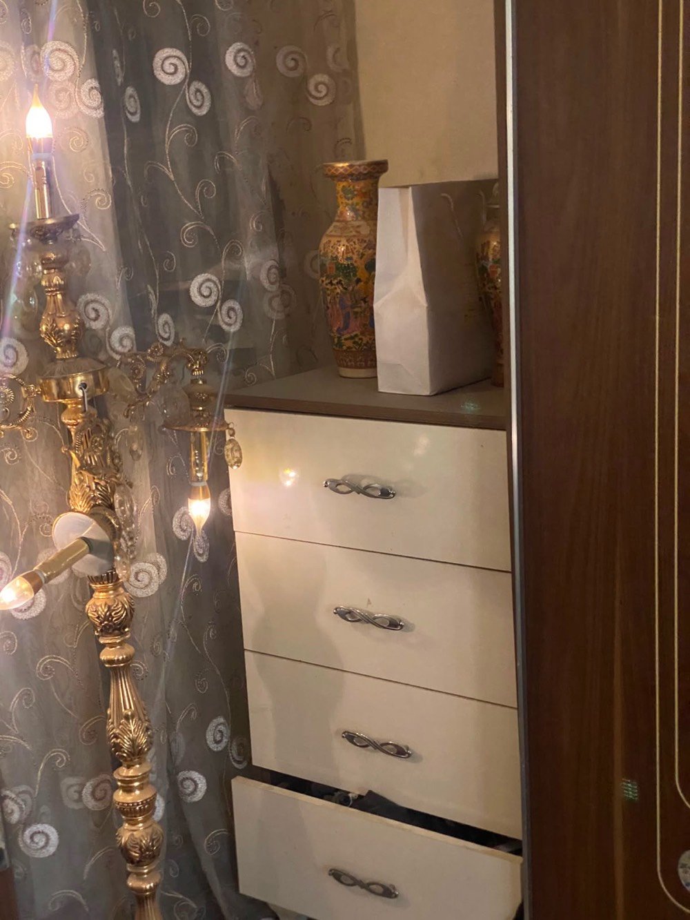 السلام عليكم  عندي غرفه للبيع بغداد الغزالية شارع المركز رايده 350 وبيها مجال بصيط رقم *********** والله مستعجل عندي عمليه