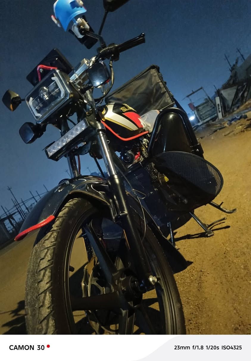 السلام عليكم دراجه شاينك للبيع كمرك مدفوع الدراجه جديده معنه الكلمه مكفوله كفاله عامه نازله من الرمبه ما مشتغله دلفرلي  سعر الدراجه 1250وبيها مجال قليل. معلومه؟
بعد بيها تزويد.... ستان.موبايل.وفدراليه.وشاير. ومسجل.MP3. وشاحن AUS . ودرع الدراجه متعوب عليها الدراجه برغي واحد ما مفتوح بيها. 

خلفيات.حمر.بيها بس اشاره وحد طفت ...... 

دهن الامزويل بانزين محسن 

***********واتساب رجآن رجأن المو شراي لا
