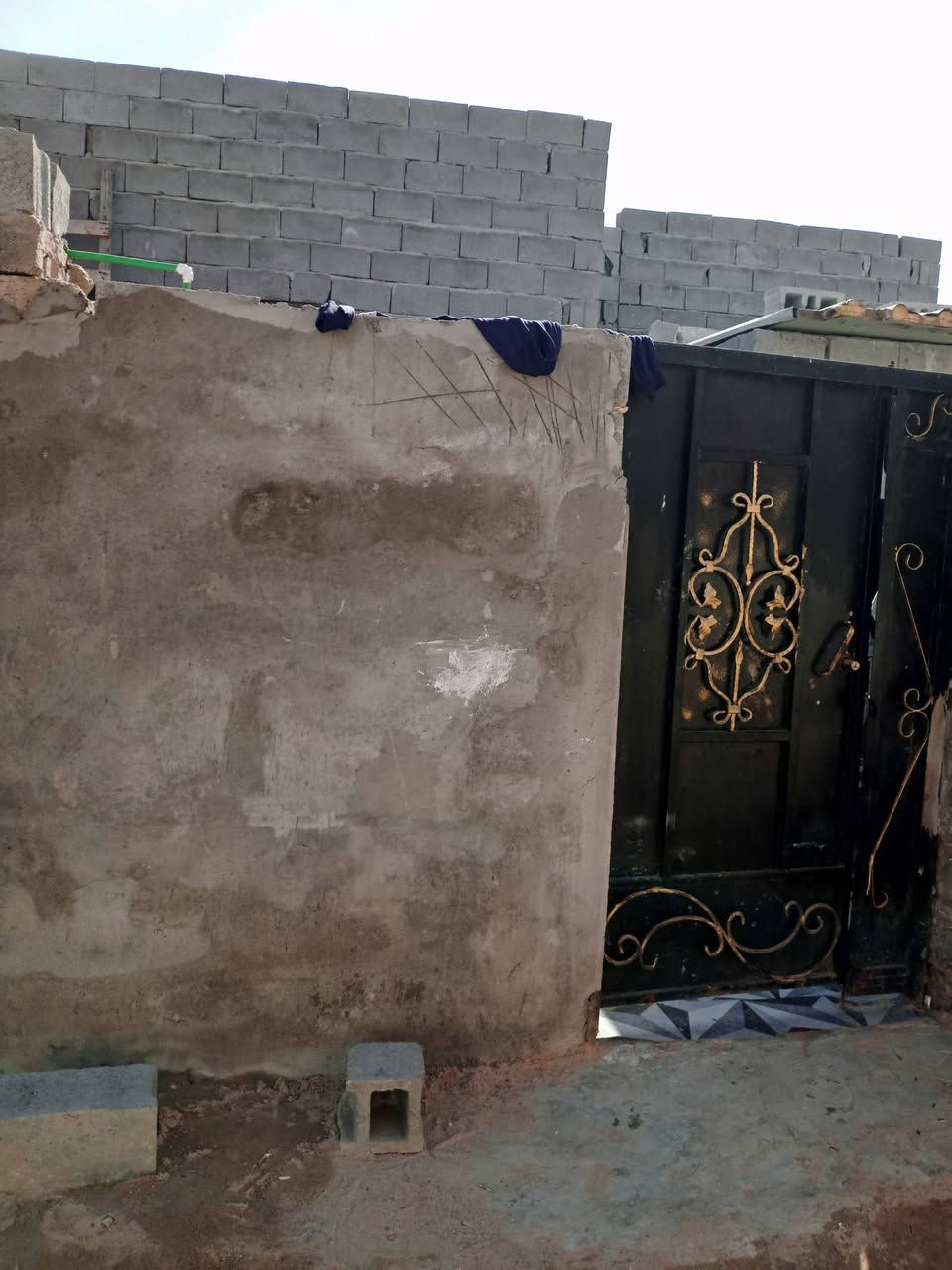 سلام عليكم بيت بزين العابدين قريب عل اربع سايدات بكاع الفحام البيت كله سيراميك كهرب كله جديده سعره ٦٠ وبي مجال تواصل ***********
