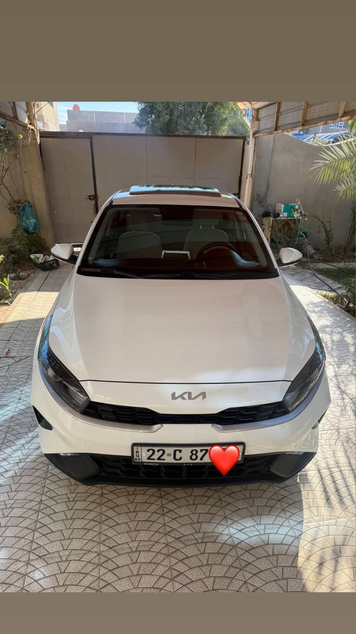 السلام عليكم كيا سيراتوا موديل ٢٠٢٣ فول مواصفات فتحه مري شفط شاشه جبيره بلاديه محرك ١٦٠٠ 
ماشيه ٦١ الف 
رقم اربيل
السياره ع ايد وحده من الزيروا
مكفوله من الصبغ والضربه ع بارد بسيط موضح بالصور 
مكان السياره واسط  الزبيديه
***********
