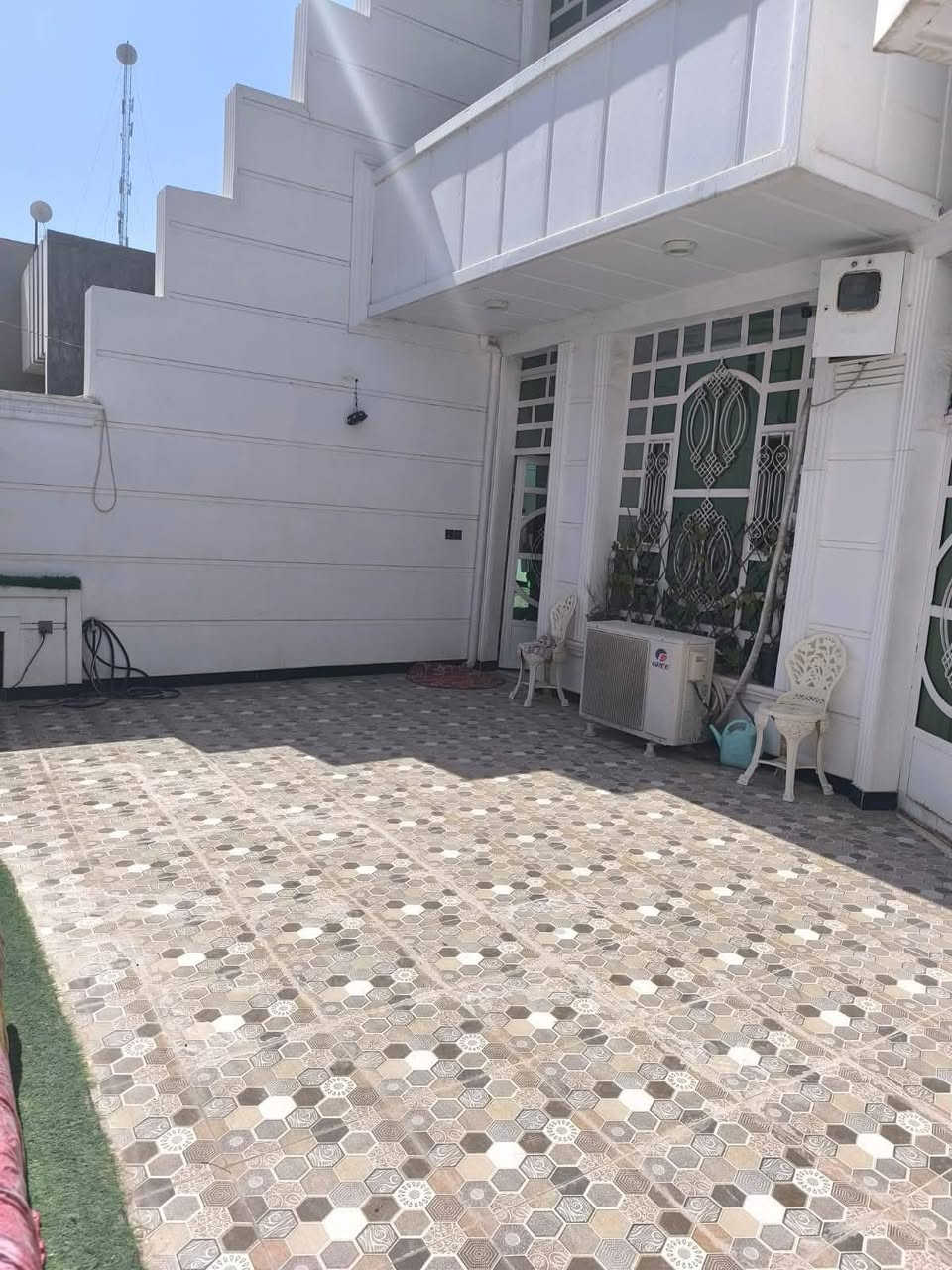 دار للبيع طابو زراعي سند 25 الموقع زوير قرب الشرطه النهريه المساحه 200متر طابقين الطابق الاول يحتوي على صاله هول مطبخ غرفه نوم وصحيات داخليه وخارجيه الطابق الثاني 4 غرف نوم للاستفسار ***********  و
