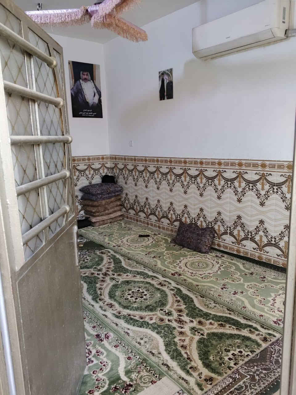 السلام عليكم للبيع 100متر شارع ابو علي فرع أسواق المنتظر بناء حديث درجه وله طابوق عالي عن شارع فرع مقرنص ومجاري عل رئيسي  بناء كامل ستقبال حولي منور حمام داخلي وحمام خارجي غرفت نوم  البيت ارضيه مرمر جدران سيراميك بيت مرتب وتعبان علي سعر ٤٥ وشراي يشلع عيوني يدلل ***********
