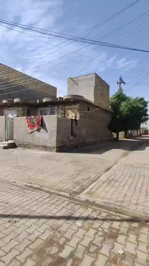 يالله بيت للبيع طابو صرف المساحه 125 متر طابق واحد بناء حديث البيت ركن يتكون من غرفه واحده وصاله ومطبخ استقبال صحيات داخليه وخارجيه منور طارمه صغيره 
كافه الخدمات شارع مقرنص 10 متر ماء كهرباء مجاري 
العنوان طوريج ام الهوى قرب شارع الحمداني 
للتواصل ***********//***********
