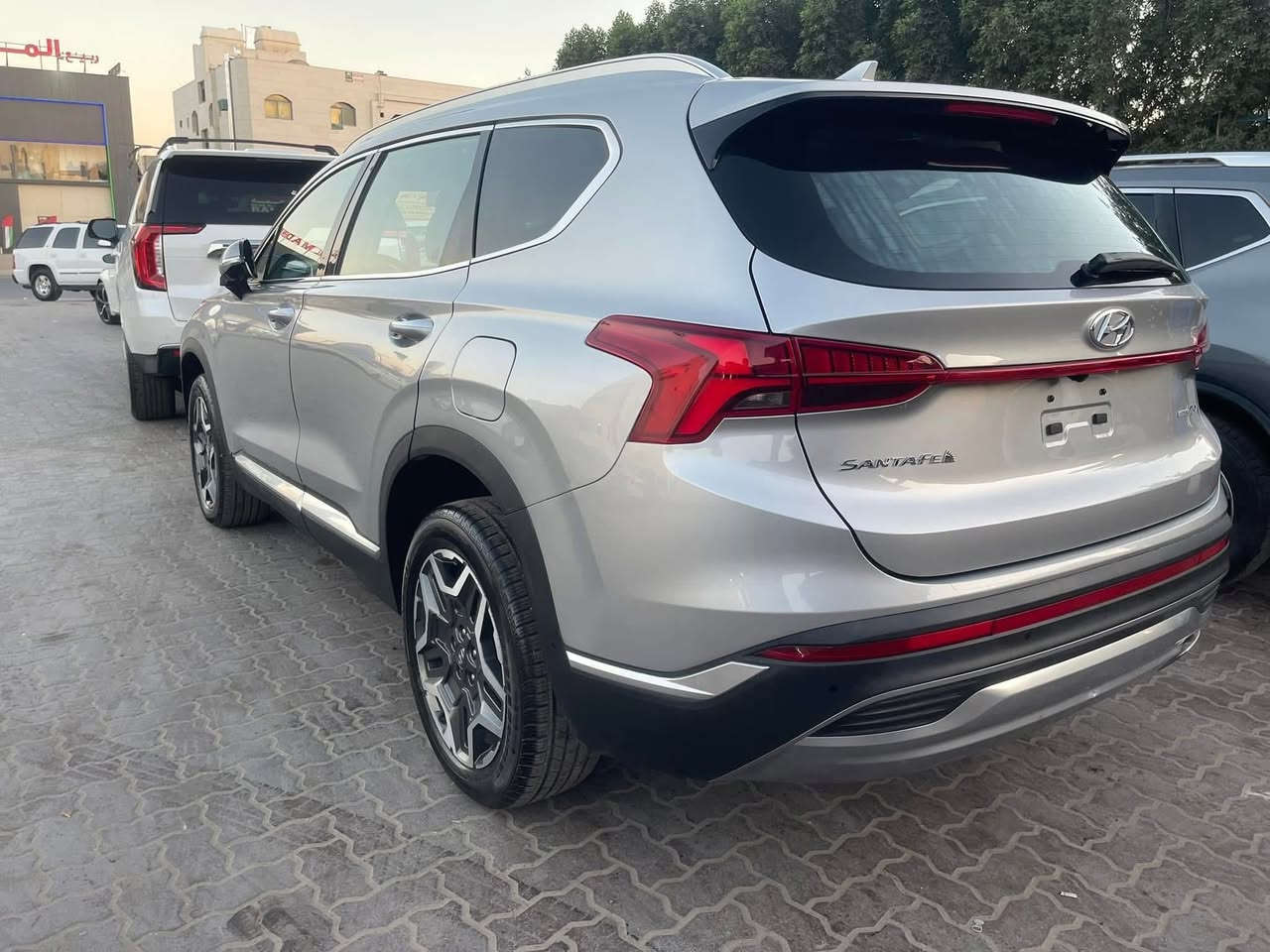 ع بركة الله
دخول جديد الى العراق قبل شهرين 2023
‏HYUNDAI SANTA FE LIMITED 
 حجم المحرك ٢٥٠٠ تيربو وارد امريكي
الممشى 20000 mi    
المواصفات:-  
1- مفتاح ذكي بصمة + التشغيل عن بعد .
2- نظام اوتو بارك /  والتوقف الذاتي بدون سائق
3- كير بنظام الازرار  المنفصلة الاصدار الجديد ( بيانو)
4- كير ماوس ثانوي لأوضاع القيادة / Drive Mode 
‏Comfort - Smart - Sport ٥- بنوراما فتحة سقف.
5- هاند بريك بصمة 
‏6 - Auto Hold  أوتو هولد
7- خاصية ISOFIX   ايزو فكس قفل الاطفال
8- نظام مانع الانزلاق
9 - نظام نزول المنحدرات.
10- نظام اطفاء المحرك (A) ذاتيا في الازدحامات لتوفير الوقود
11- شاشة تدعم Apple Car play و Android وبلوتوث مدمج والأوامر الصوتي
12- الداشبورد الكتروني بانماط متغيرة حسب وضعية القيادة
13- الشاشة الوسطية حجم كبير ١٢ انج مع دعم الملاحة بالخرائط GPS وبوصلة للاتجاهات
14- شاحن هاتف wireless
15-  مخارج شحن USB وتشغيل الميديا
16- منافذ للطاقة كهرباء 12فولت ومنفذ 110 فولت 
17-  المرايا الجانبية قابلة للطي + نقطة عمياء + هيتر + اشارات  
18- مرايا جانبية بخاصية الترحيب والفتح عند الاقتراب والاضاءة في الضلام 
19-  الصندوق كهربائي ذكي يفتح عند الاقتراب
20- حساسات ضغط الاطارات_
22- حساسات أمامية / جانبية /خلفي-
23-كامرة اضافية تقنيه 360 درجه 5 كامرات 
24-ميزة التوقف الذاتي للمركبة منعا للاصطدام عند القيادة او الرجوع
25-المركبة تعيد نفسها للمسار الصحيح عند عدم الانتباه 
26-بك لايت LED مميز مدعوم بتقنية ضد الضباب لاوضح رؤية للمركبة
27-خاصية دعم الكاميرات عند تشغيل الإشارة الجانبية لرؤية الزوايا العمياء
28-كاميرا دوارة 3D تفاعلية متعددة الاوضاع
29-مرآة داخلية بخاصية التعتيم الذاتي 
29-سستم صوت هارمن كاردن 10 سماعات محيطية مع دمام وتويترز 
30-نظام القيادة الذاتي الذكي في الشوارع المخططة 
31-مثبت السرعة Cruise وميزة التباعد عن المركبات
32-خاصية المايك للسائق للتحدث مع الركاب في الخلف
33-حساس حراري بسقف السيارة بتحذير صوتي في حال نسيان الاطفال في المركبة
34-قفل الابواب والنوافذ / خاصية عدم العبث للاطفال
35-القفل المركزي للابواب وعدم الفتح عند مرور مركبة بشكل قريب من السيارة 
36-مقعد السائق خاصية الخزن وميزة الخروج المريح عند الاطفاء
37-المقاعد الامامية كهرباء + تبريد + تدفئة
38المقاعد الخلفية تدفئة 
39-ستائر جانبية 
40-شفتات رياضية بالمقود
41-التبريد والتدفئة تحكم شاشة وتحكم يدوي ايضآ-  التبريد امامي خلفي مناخ منفصل-بردات أبواب خلفية
42-كشنات جلد اسود  
-43 التحكم الذاتي في البصمه في صف الباركنك وتحريك السياره الى الامام والخلف ،مرقم لوحات بغداد صور الحادث مرفق مع الصور 
السعر 230 وبيها مجال
العنوان بغداد حي الجوادين للأستفسار وات ساب 
صور الحادث مرفق مع السونار 
***********
