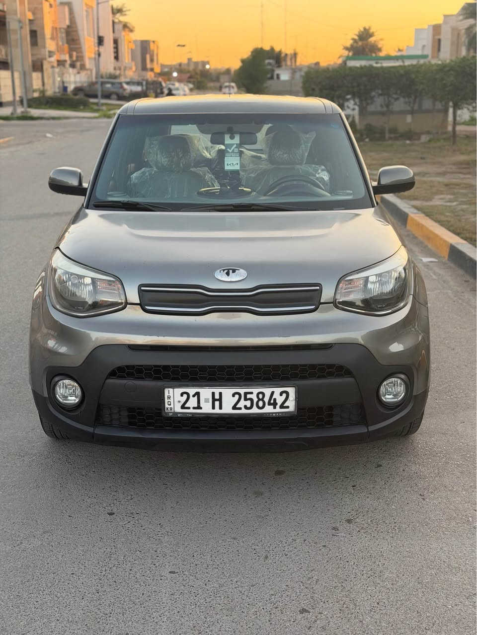 السلام عليكم 
كيا صول 
موديل 2017 وارد امريكي 
حادث فقط بارد كلش خفيف موضح بالصور
مواصفات نص فول مواصفات معروفه
ماشيه 94 الف  
محرك 1600 وضع الشركة
سيارة جديده جدا بلعافيه ع الياخذها 
سعر 105 ورقة
مكاني بغداد جميلة شارع خيرالله
*********** بغداد, العراق
