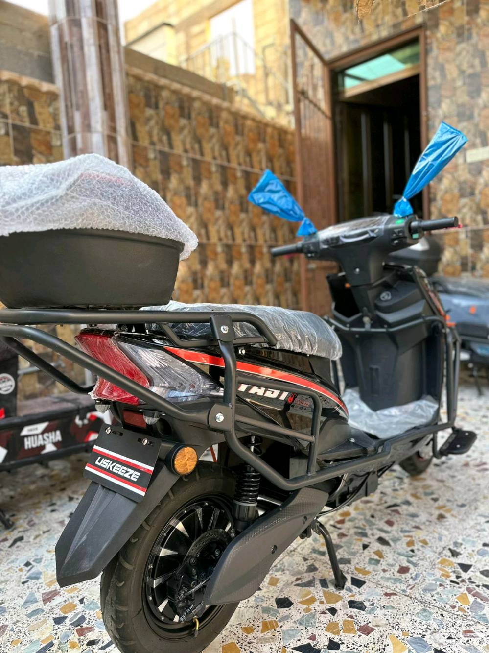 للبيع موطور شحن ماكس مدرع ٢٠٢٥ موطور حيل نضيف مستخدم قليل 6 بطاريات سماعه بلوتوث كرت تشغيل عن بعد 
