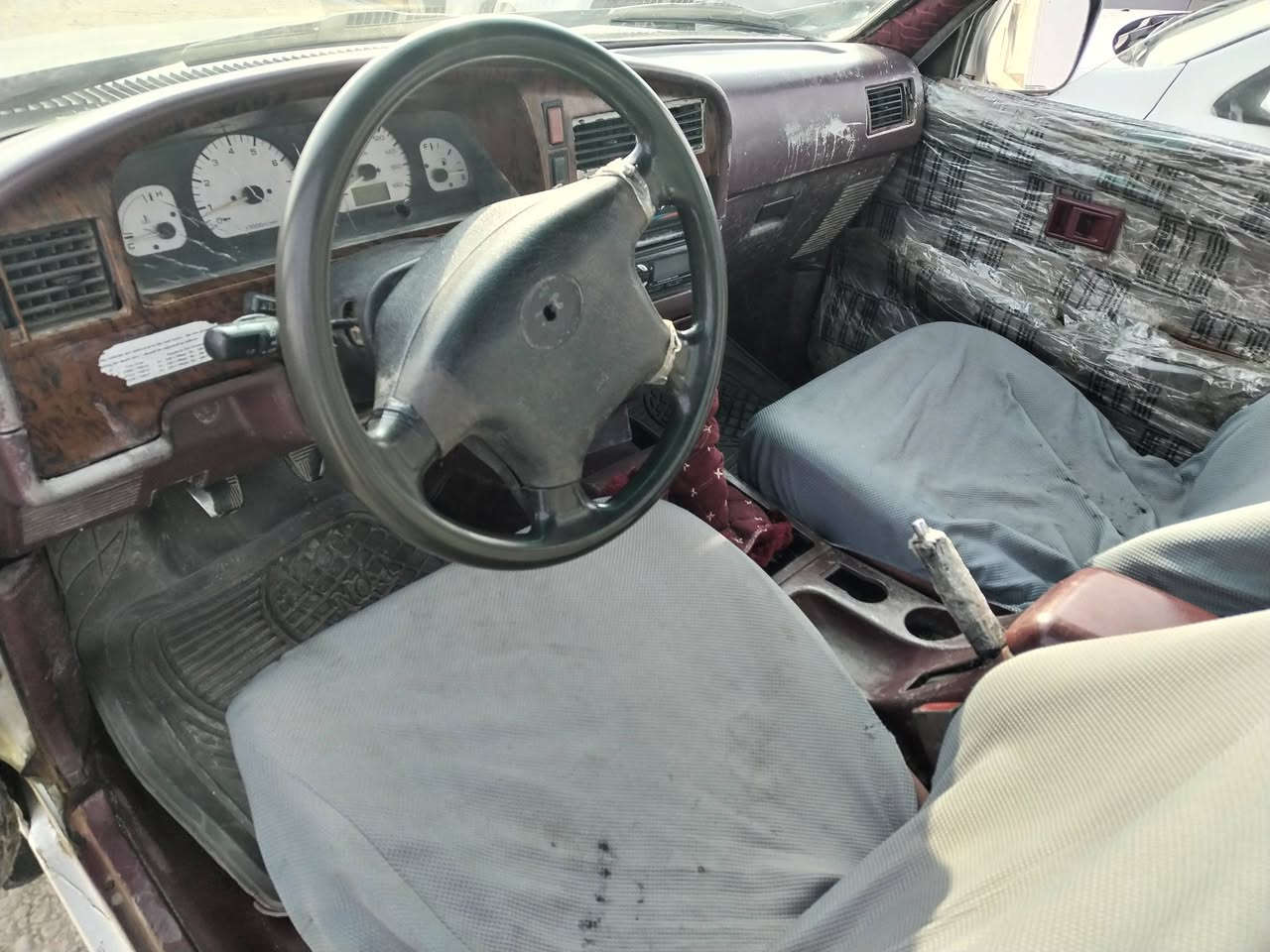 م..***********
دێر مودیل  2007 مکینە بەخ 
منافێس ئەسل وەکالەیە  
بێ دەعم و لێدراو بەس بۆلند بەخ کرایە 
گێڕ مکینە اکسل بێ عەیب 
سعری 29 وەرەقەیە قفل قفلی 26 وەرەقە 
شوێن ڕوڤیا
