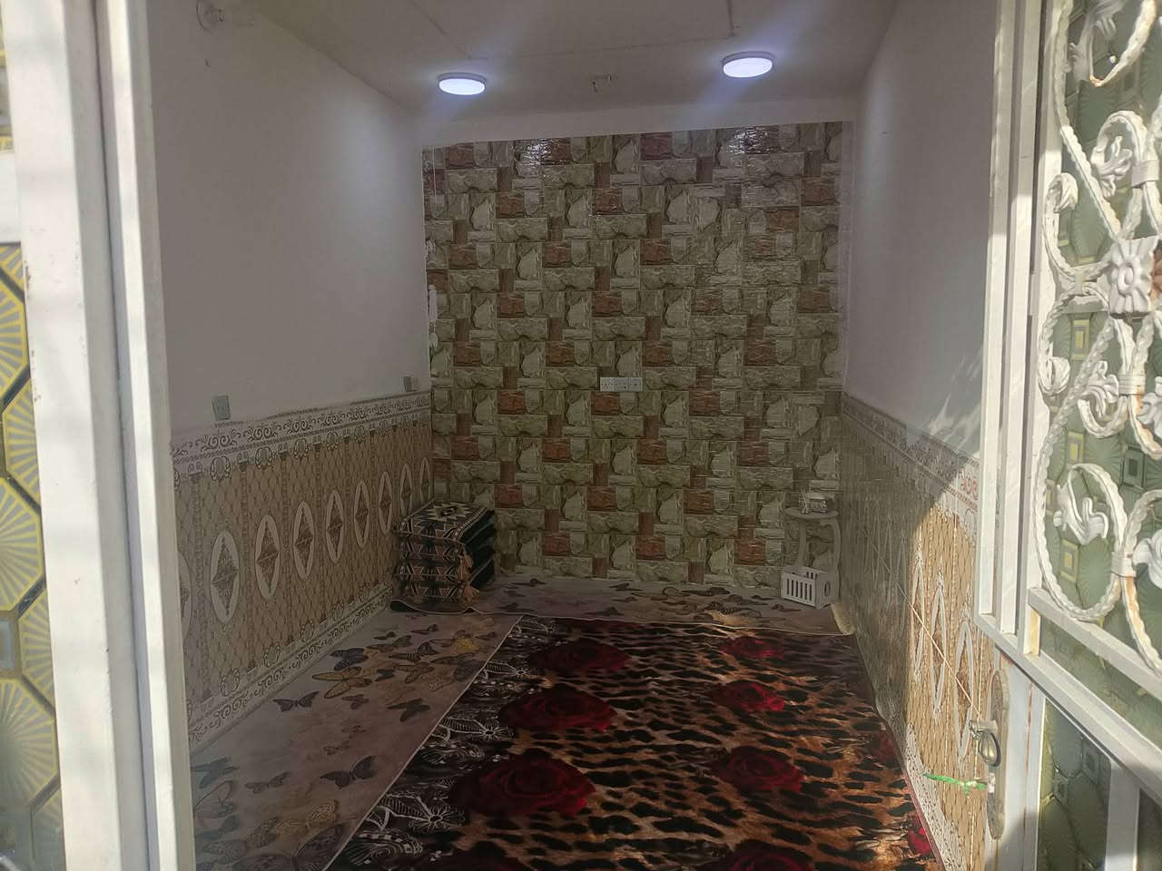 السلام عليكم بيت تجاوز مساحه 70مربع سعر 40 يحتوي على غرفته نوم مطبخ وصاله خارجيه    السقف صب مسلح
الاتصال *********** العبيدي قرب مدرسه العابد
