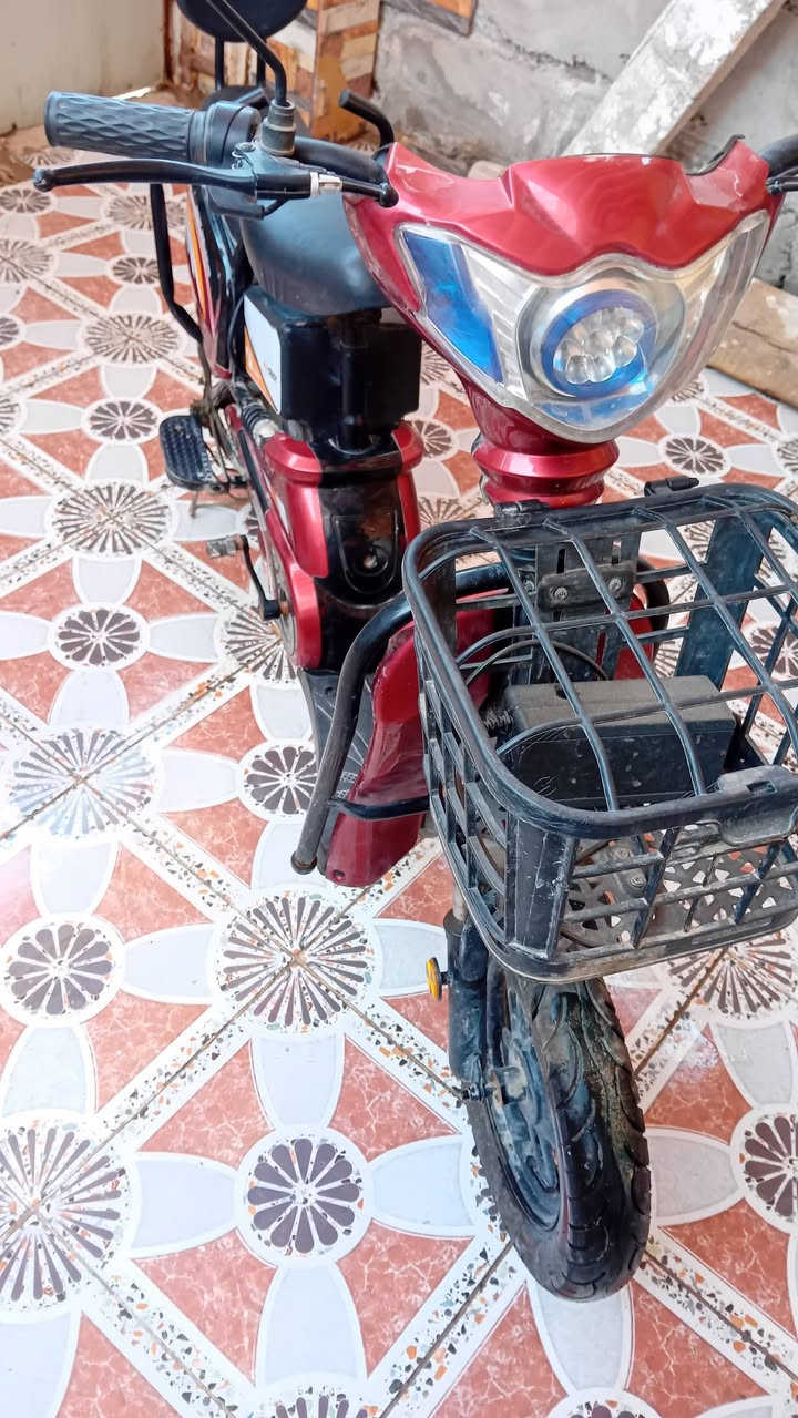 عندي دراجه شحن شغاله نظافة 80%تفيد لشغل طلاب سعر 250 ديوانيه .رقم***********
