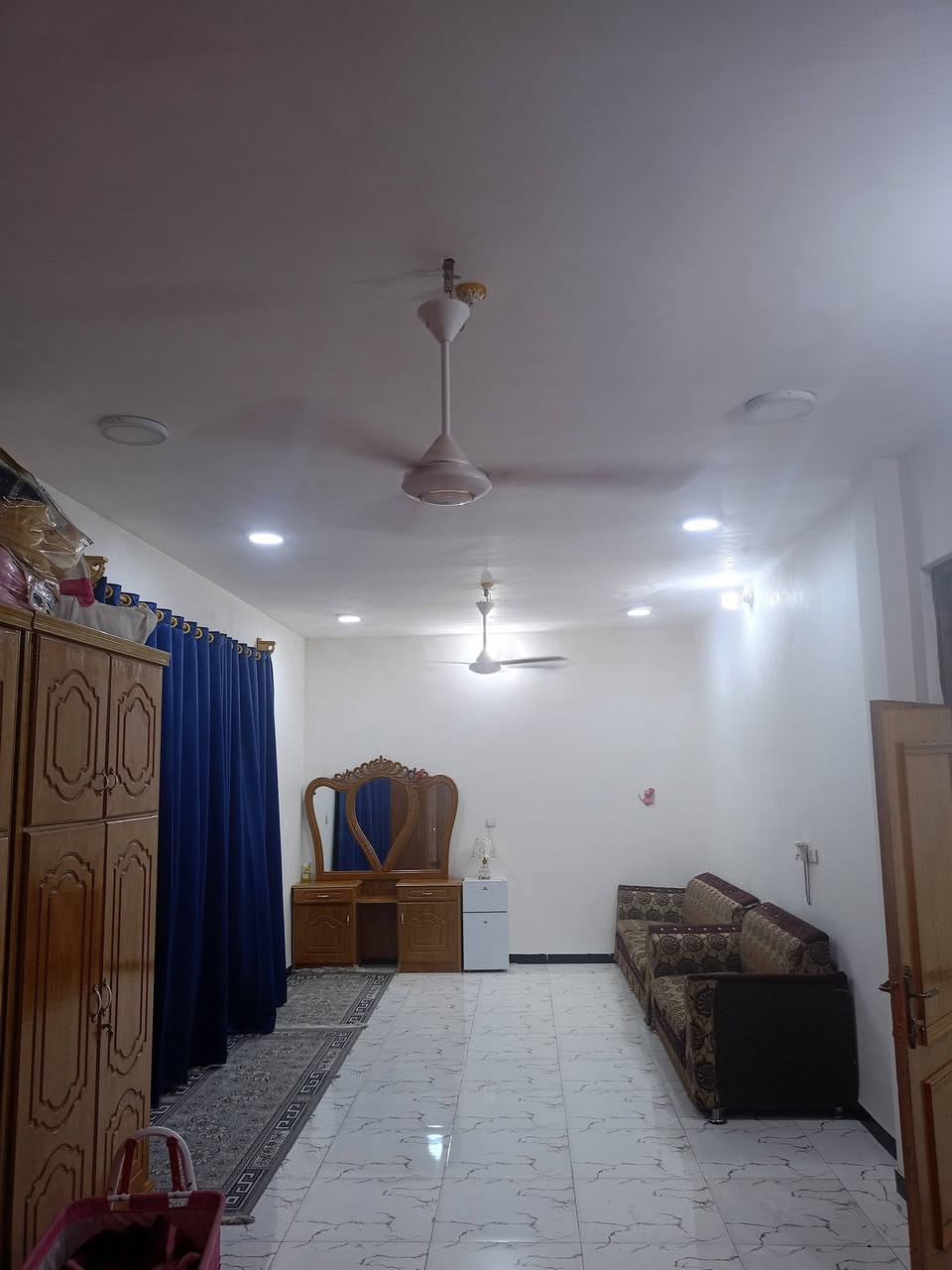 السلام عليكم
بيت للبيع مساحة 240 متر 

موقع حي الحرية الثانية قرب العلوة 

طابقين 

طابق الاول غرفتين وصاله ومطبخ وصحيات واستقبال وطارمه وحديقة 

الطابق الثاني غرفة نوم كبيرة 10×5 وصاله مع الحمام 10×5 وستاره 

بيت جاهز وجوارين ناس اوادم 

***********
