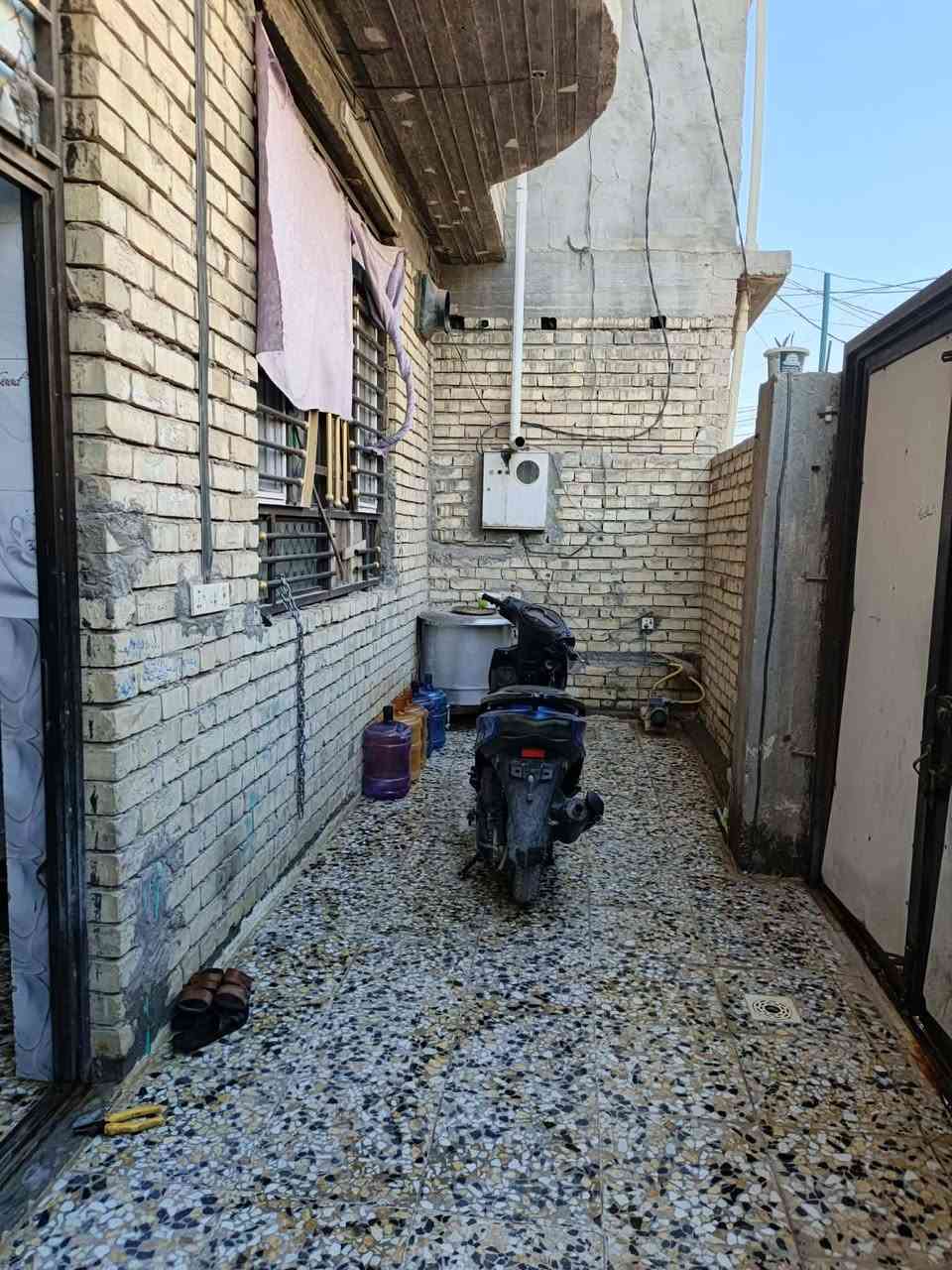 اللهم صل على محمد وآل محمد..
بيت للبيع في كربلاء حي الاسكان العسكري مقابل مجمع الجوهره خلف التجاري 
مساحه 120متر مربع 
واجه 10ونزال 12
طابقين.. 
الطابق الارضي استقبال ومطبخ وصاله وغرفه نوم وصحيات داخلية وخارجيه 
الطابق الثاني 3غرف نوم وصاله وصحيات 
والسطح على كبر البيت مطبك شتايكر وفلين عازل 
نقص البيت الارضيه وبايات الدرج للطابق الثاني فقط 
البيت مسحوب عليه مبادره التسديد الشهري 443الف المبلغ المتبقي بحدود ال85او83 مليون 
شرط التحويل مع تغيير الكفيل.. 
السعر الكلي 210مليون ناقص ال85مليون والباقي تطلعوعه صافي بدون اجور دلاليه او وسيط 
رقم الهاتف *********** مباشر من المالك
