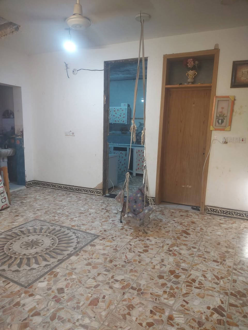 بيت لبيع  صابقين مساحته  ١٢٥ متر في  كربلاء الحسينيه مصطفى خان استقبال٥×٥ وصاله٥×٥  و٣ غرف٥×٥  ومطبخ ٣×٤  صحيات خارجيه وصحيات وداخليه سعره  ٩٠ ***********
