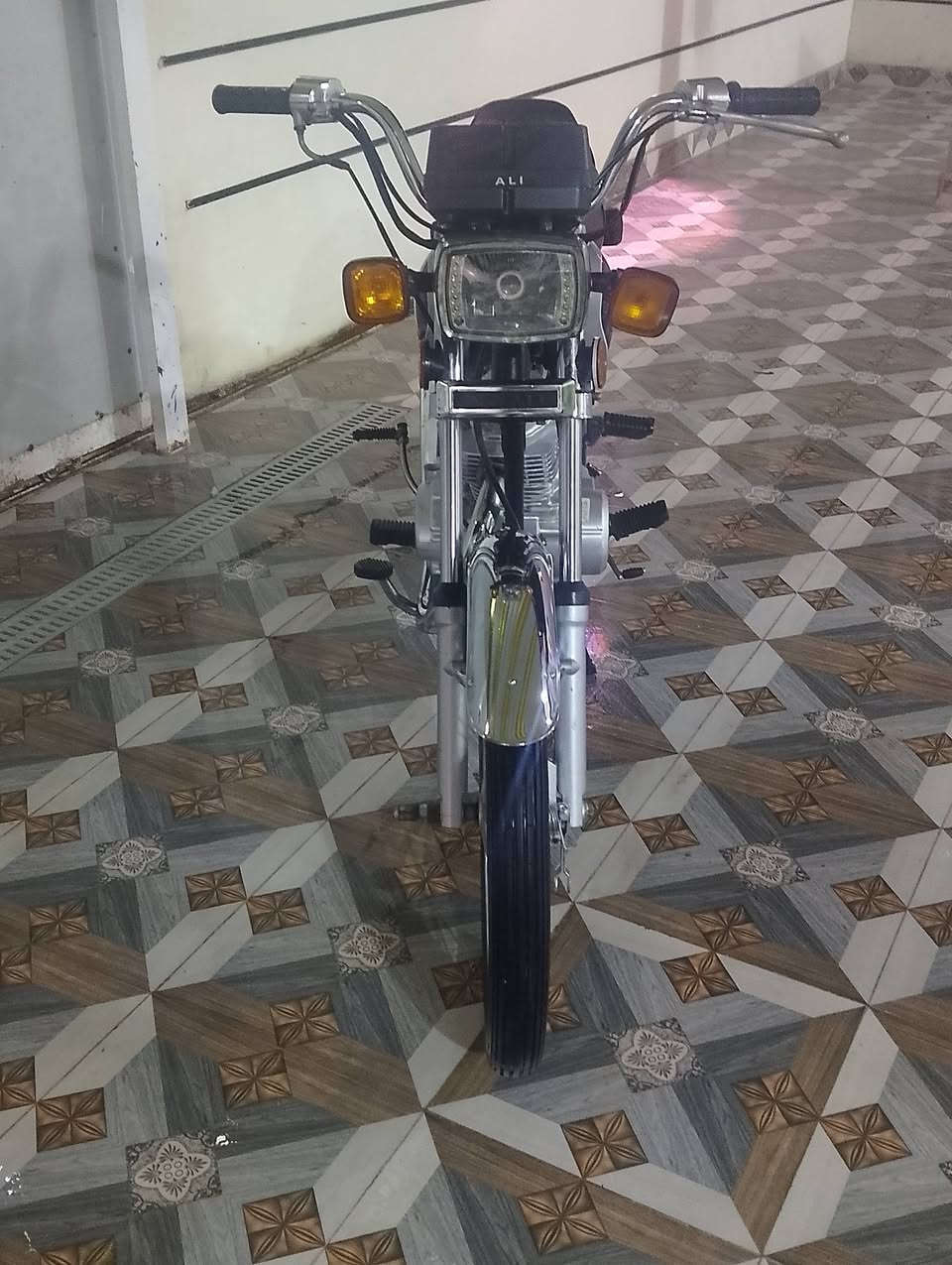 دراجه كلك مكفوله نامه شلامجه اصلي مامفتوحه دراجه كله جديده ماناقصه شي سوبايته موجوده مكاني طريق كربلاء نجف رقم عمود ٩٣٠ سعره ٦٠٠وبيه مجال الطيبين رقم الهاتف ***********
