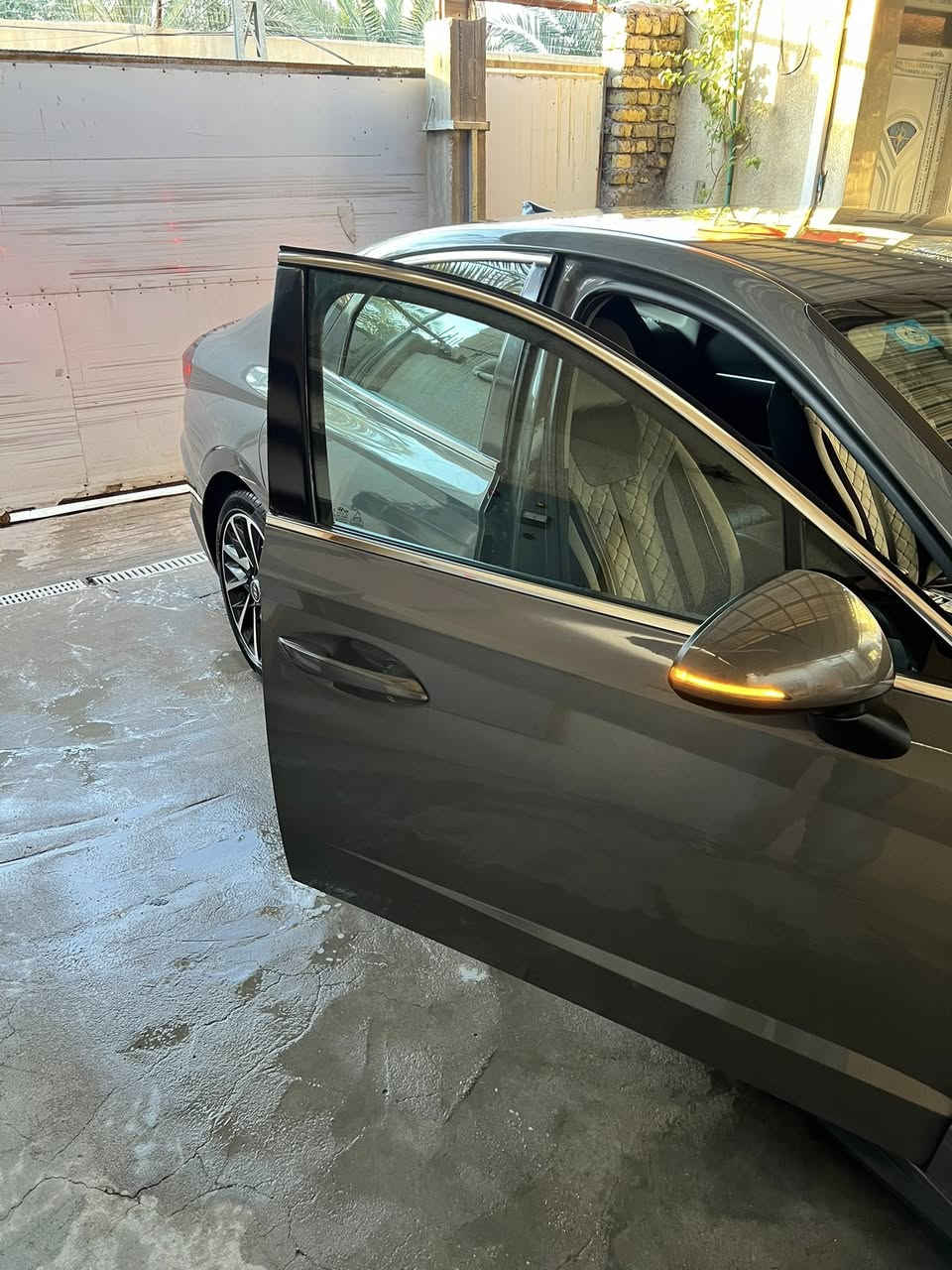 للبيع سوناتا 2023 • رقم معوقين •كفالة عامة • لون أسمنتي مميّز
سيارة نظيفة ومتعوب عليها، ما بيها ولا ضربة، فقط بيها تقرير غرق مياه امطار  خفيف والباقي كله كفالة عامة من الدعامية للدعامية، يعني تمشي وتدعيلي.
السيارة ما تحتاج ولا دينار، ماشية 50 ألف فقط ومستخدمة استخدام راقي.

المواصفات:
 • مكينة 2500 GDI اقتصادية وقوية
 • ويل سبورت
 • نقطة عمياء
 • تحديد مسار
 • سايد بريك كهربائي
 • ستيرن كهربائي
 • مواصفات كاملة ما عدا الفتحة
 • رقم معوقين والمعوق موجود
 • وكالة كاملة موجودة
 • اللون أسمنتي مرغوب ومطلوب

السيارة كلش نظيفة ومحد راح يباوع عليها ويتركها، صراحة جاهزة للشراء بدون تفكير.

العنوان: البصرة – أبي الخصيب – حمدان – قرب جسر حمدان
للتواصل: *********** 
السعر175 وبيها كلش قليل حك الجية
