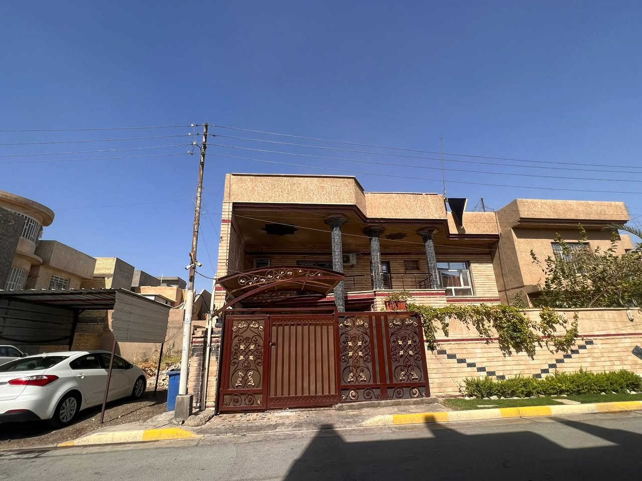 واجهه ١٠ 
نزال ٢٥ 
مساحة ٢٥٠ متر 

ملك طابو صرف 
عدد الغرف ٤ غرف مع مخزن يصلح غرفة 
عدد الحمامات ٤ 
سطح عدد ٢ كبير وصغير 
منور عدد٢ 
حديقة مع كراج يتسع سياره 
يحتوي على حولي وصالة خطار 
مطبخ مؤثث كامل تركي
الطابق الارضي يحتوي على (مطبخ حولي صاله  خطار  مع حمام ،سويت مع حمام مع غرفه اضافية ) 
الطابق الثاني  يحتوي غرف عدد٢ مع حمام مع مخزن وسطح صغير وصالة كبيرة ) 
الطابق الاخير ( بيتونه  مع  سطح )

الاستفسار على الرقم التالي 
***********
