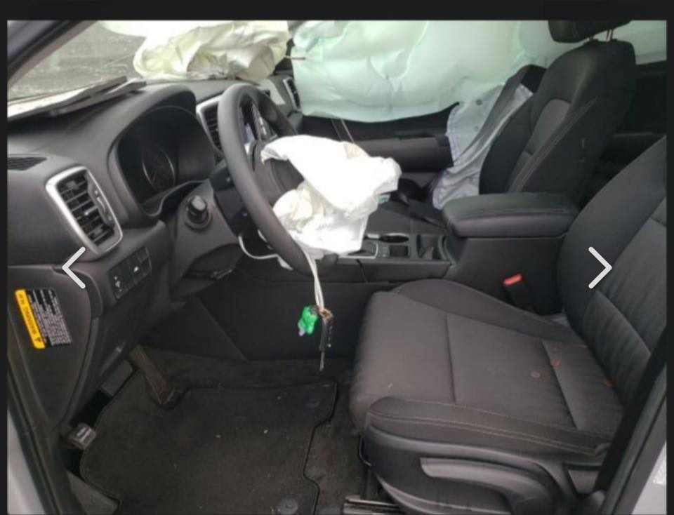 السلام عليكم.

للبيع سبورتاج 2020 امريكي

ماشية 85 كيلو محرك 2400 GDi 
حادثه كما موضح بالصور : ضربة جاملغ يمنة او. باب سائق بصف مبدل
تحديد مسار فوريل تحكمات ستيرن شاشة كامرة خلفية ردات 
رقم اربيل 
مكان السيارة بغداد 
السعر:🏷️145$ وبيها مجال

0770 007 2083
