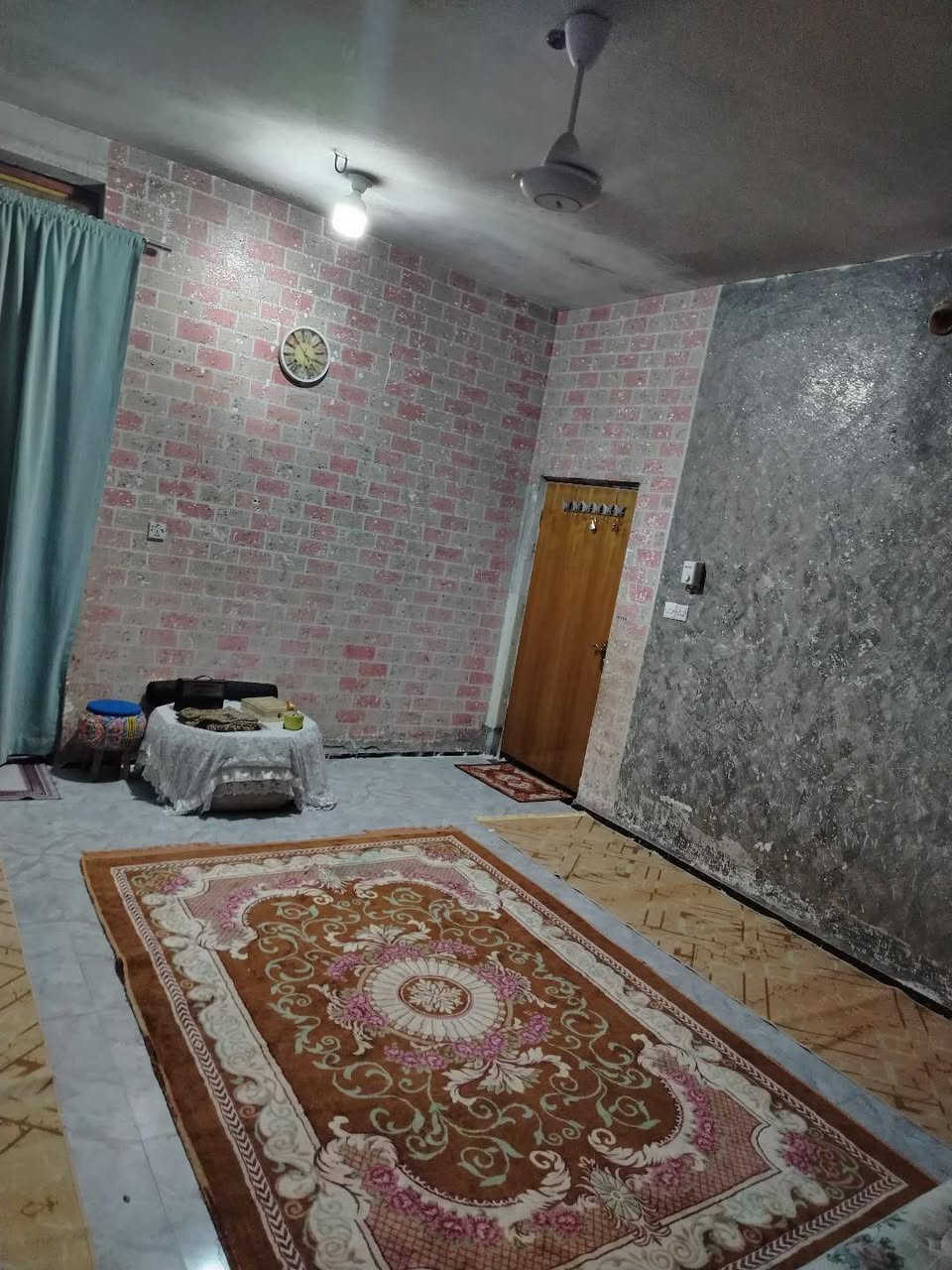 سلام عليكم
بيت للبيع في حي الحكيم نزله سكله الوادي يحتوي ع غرفه وصاله واستقبال ومطبخ حار بارد ومحلق صحيات داخليه وخارجيه المساحه 140 السعر 50 وبي مجال 
للاستفسار الاتصال ع ***********
