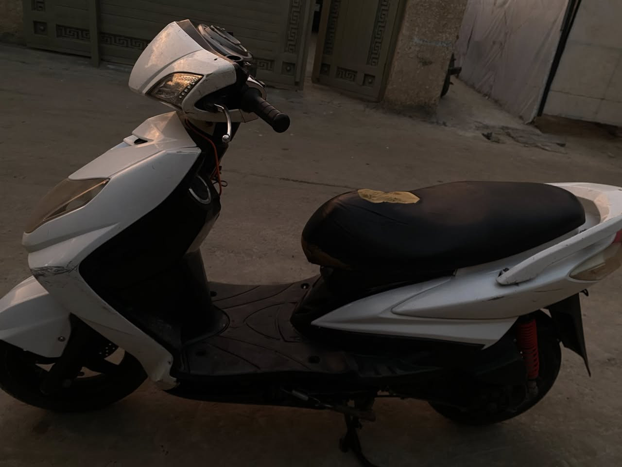 سلام عليكم سكنس فحل بوشة 58صالنصة رياضي الدراجة نكرة بكل وقت شلعا ومعدل تآكل الشارع  
سعر 800جوة السوك 
المكان جسر المثنى 
رقم ***********
