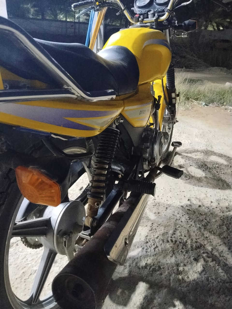 السلام عليكم
دراجه دايون موديل 2023 طالعه بال 2023 شهر السادس 
دراجه لون ليموني اصفر دراجه اوراق كامله بس بدون رقم يعني ما مرقمها دراجه نظيفه محرك كفاله عامه ما مفتوح غير بس كلجات مبدل فقط بها ضربه حادث بسيطه بالسكان 
الدراجه اوراق رسميه سعر الدراجه مليون و250 وبيها مجال للطيبين والشرايه 
مكان الدراجه العنوان 
كربلاء المقدسه الابراهيميه منطقه الدخانيه 
رقم الهاتف او مراسله الصفحه
*********** 
موجود واتساب
