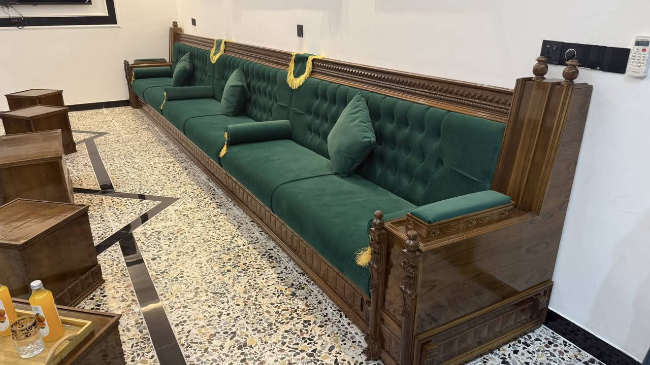 مو كل أثاث يليق ببيتك…
لأن بيتك يستحق مستوى أعلى ✨ 

تخم ديوان قنفات بتصميم فاخر، 
تفاصيله تحجي عن ذوقك قبل لا تتكلم 

راحة استثنائية + خامات مختارة بعناية 
للي يعرف الفرق بين “عادي” و “راقي” 

هذا مو مجرد ديوان… 
هذا قطعة تعكس شخصيتك 👌 
️ ✔️خامات فاخرة تعيش وياك سنين
✔️ ألوان ترند تناسب كل ذوق
✔️ تنفيذ مرتب يليق ببيتك

إذا تريد بيتك يصير “ستايل مختلف”
راسلنا خاص كلمة (ديوان) ونختار لك الأنسب 👇
معمل مون
#اثاث_فاخر  #ديكور_راقي_ديكور_مميز_ديكورات_فخمة


**إذا كنت صاحب هذا الإعلان وتريد حذفه لأي سبب، رجاءا أرسل رسالة إلى الدعم الفني**