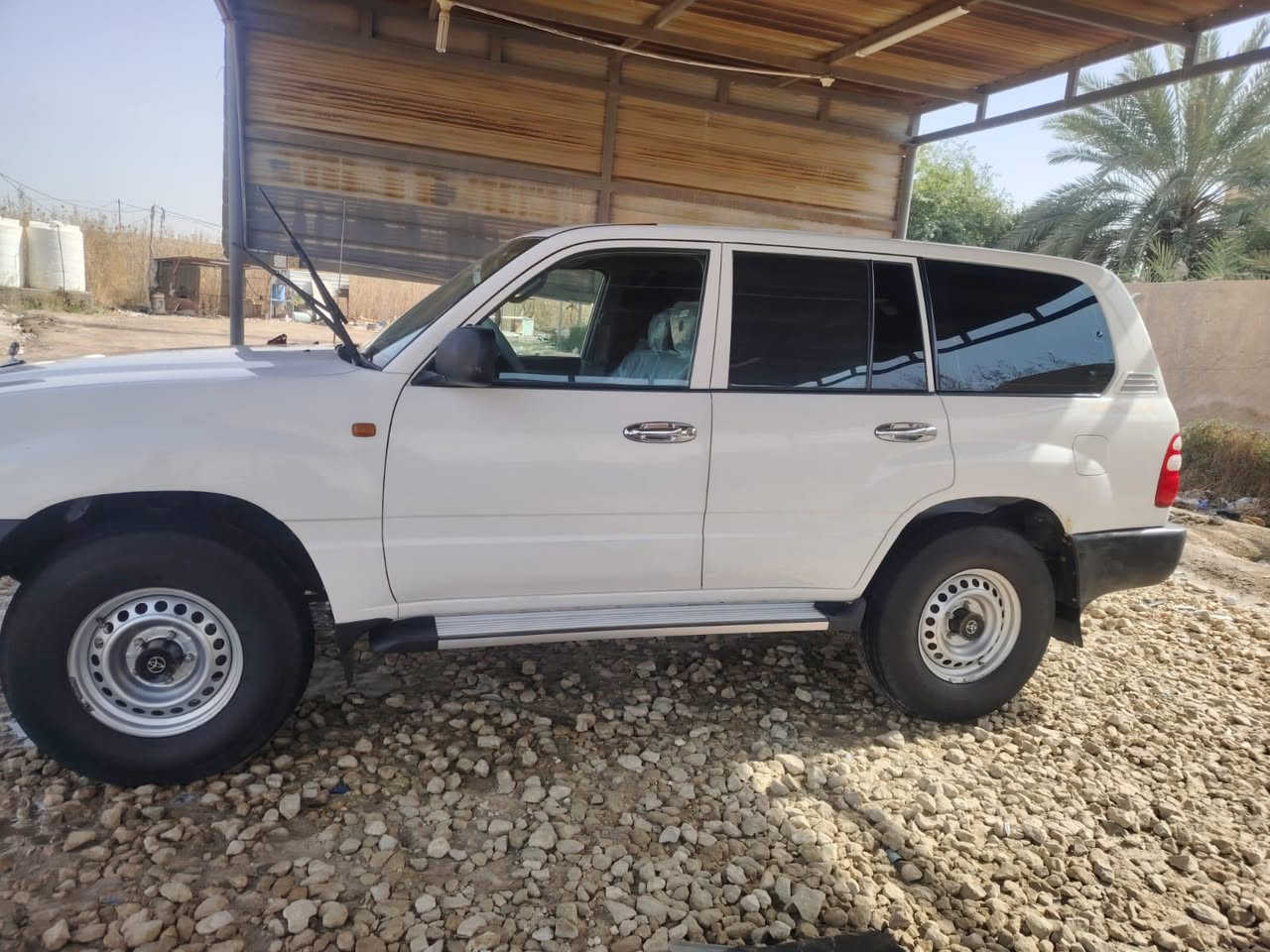 سلام عليكم 
لاندكروز 2004 مكفوله
تخم تاير بالون ابو الجمل 
الون ابيض مكفوله 
جام كهربائي 
كير عادي 
رقم بغداد أنكليزي 
تحولي ثاني يوم
***********
***********
