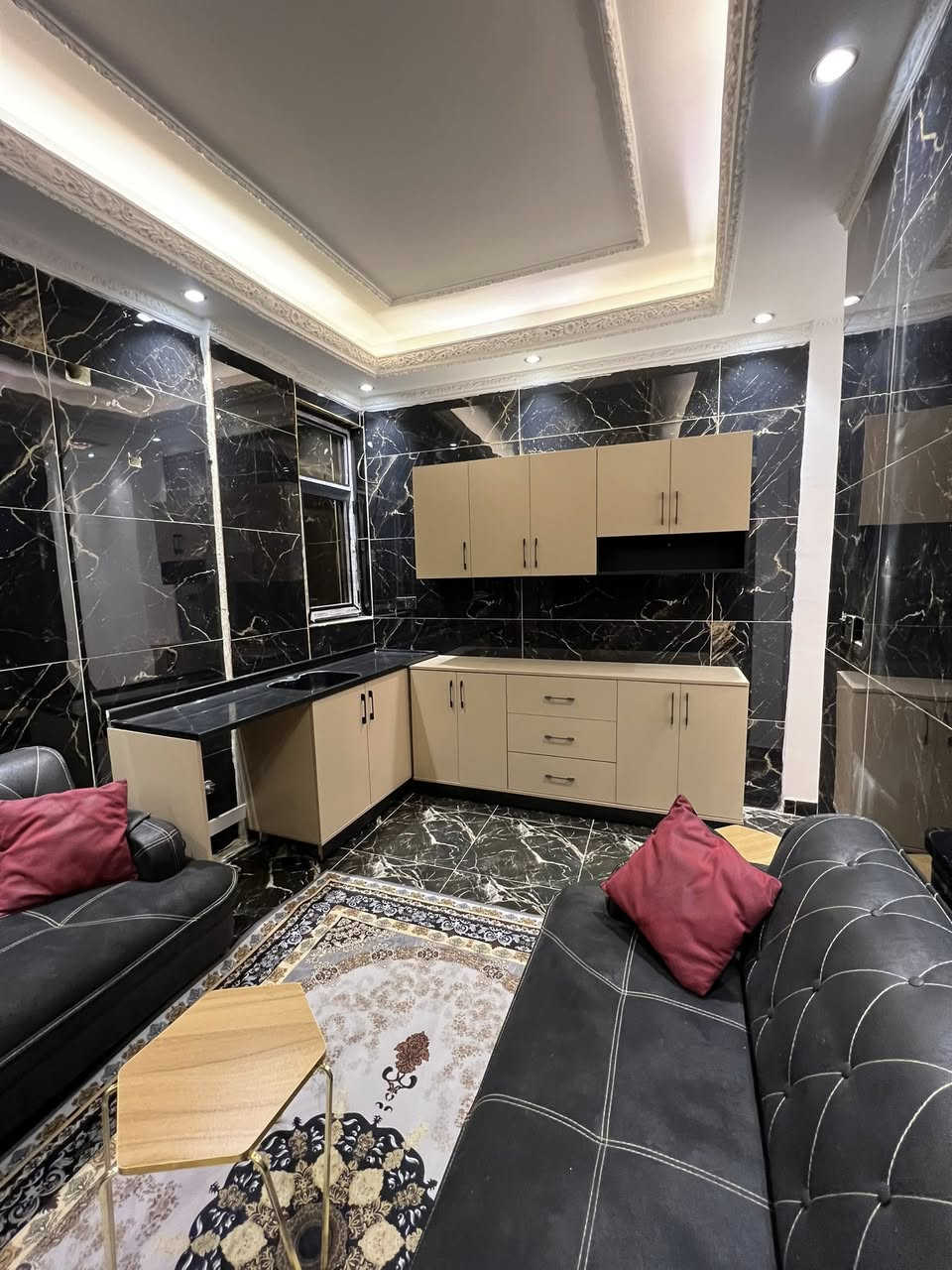 شقة سكنية VIP للبيع ملك صرف مؤثثة زيرو

80متر /غرفتين و صاله و مطبخ وحمام +منور 
موجود مساحات 90متر و80متر 
الموقع راغبه خاتون مقابل سريع محمد القاسم 
(مناسبة للاستثمار)
مصعد 24ساعة 
البناية تحتوي علىً كافة الخدمات الحديثة 
للحجز والاستفسار/***********
