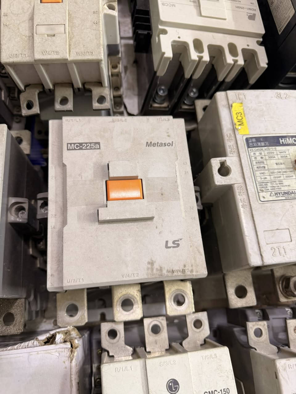 السلام عليكم تتوفر كونتكترات LC/ شنايذر /ABB/ تتوفر جميع الأحجام والامبيرات / ثلاثي / ورباعي / اصلي باله أتواصل ع رقم واتساب ‭٠٧٧٧ ٠٣٥ ٢٢٨٩‬ /
