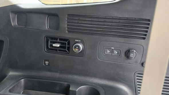 السلام عليكم 
مكلف بالنشر 
سورنتو ٢٠٢٥ رقم بغداد  وضعية الشركة ماشية ٤٣٠٠ 
خمسة كامرات 
ويل ٢٠ 
داتا شو 
حساس تصادم 
قمارة حديد . كشنات مخمل 
كاميرا  محيطية
تشغيل واطفاء عن بعد 
فتح وغلق النوافذ عن بعد   
٦ حساسات امامية
٦ حساسات خلفية 
٦ سلندر ٣٥٠٠ 
المقاعد الامامية كهربائية 
المقاعد الخلفية تنطوي كهربائية 
بالإضافة إلى المواصفات المعروفة للسورنتو 
المكان / بابل / المدحتية 
رقم صاحب السيارة *********** 
السعر المطلوب 350$
