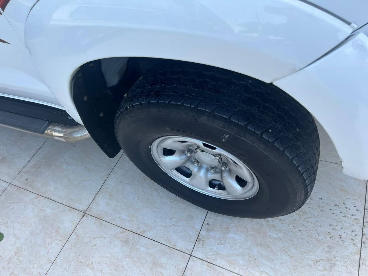 فلاونزة ٢٠١٣ مكفولة من سبخ بيها بارد محرك مفتوح  سرف و بخار مابها رقم جديد سنوية جديد بشرت تحويل و وكالة 
سعر ١٨٨بها مجال 
***********
