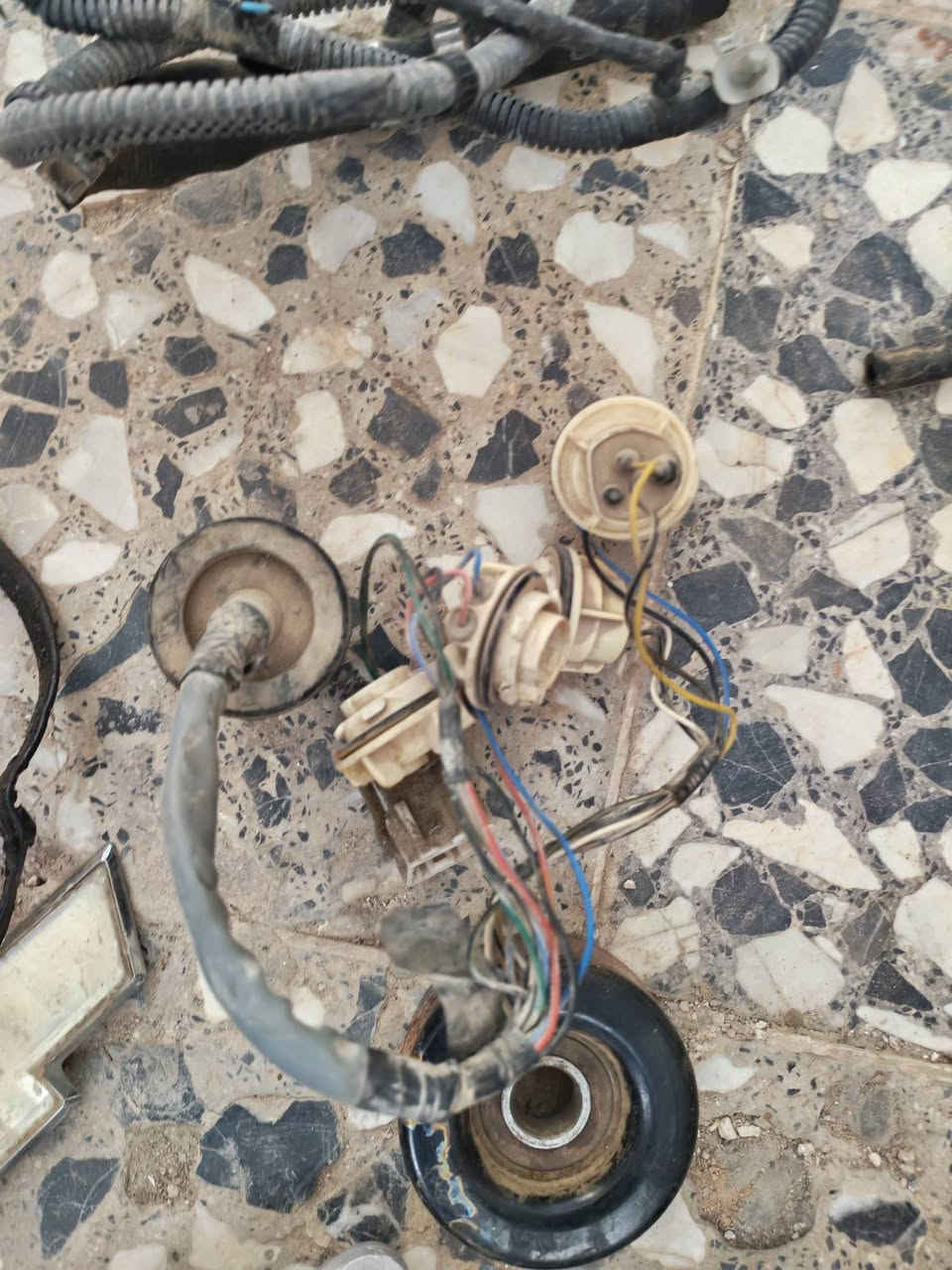 غراض سيارة افيو البيع قيم واخذ عنواني النجف حي المكرمة ***********

