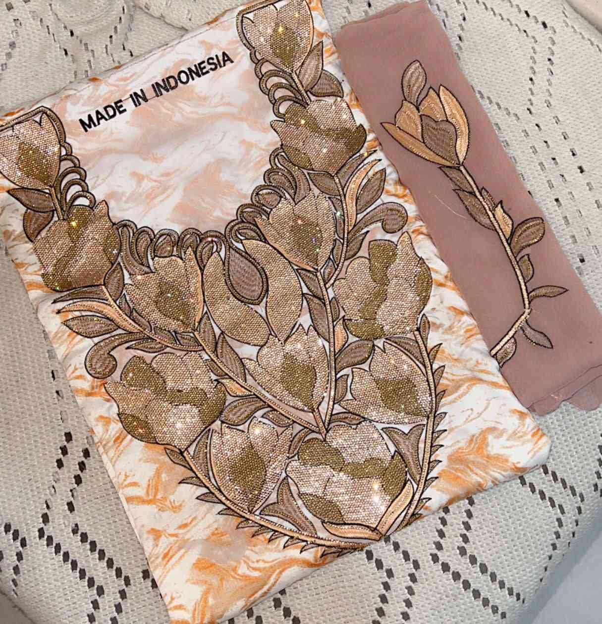 جديد الملكه 
✅تصاميم والوان جديده ✅
مخاوير حرير اندنوسي خام vip 
تطريز محفر مع ستراس  وشيله
 قياس القطعه 4  متر 
(قماش فقط ما مخيط) 

 سعر الدرزن 235 الف  ✅

الـاسعار ثابته غير قابله للنقاش  والتخفيض ارجو عدم لاحراج  في ذالك ❌

#لملكه_فيروزه_للمخاوير 

التجهيز مشكل ممنوع لاختيار

فرع السليمانيه ✈️
اجرة توصيل 6  كل لعراق


**إذا كنت صاحب هذا الإعلان وتريد حذفه لأي سبب، رجاءا أرسل رسالة إلى الدعم الفني**