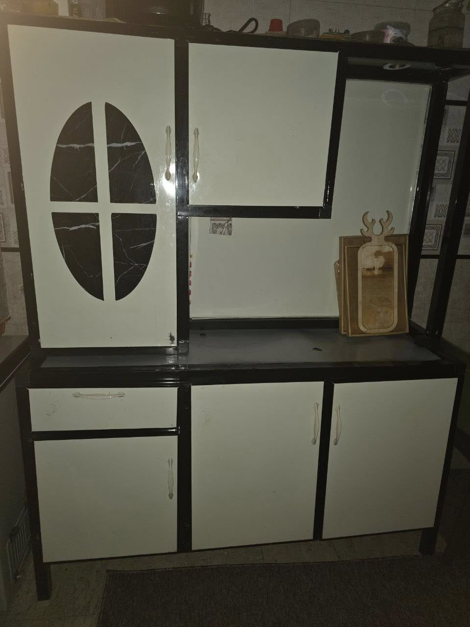 السلام عليكم عندي كاونتر المنيوم متر ونص *مترين نظيف جدا بس السنك اكو فطر بالمرمر موجود بالصور اريده 150 
الاتصال ***********
