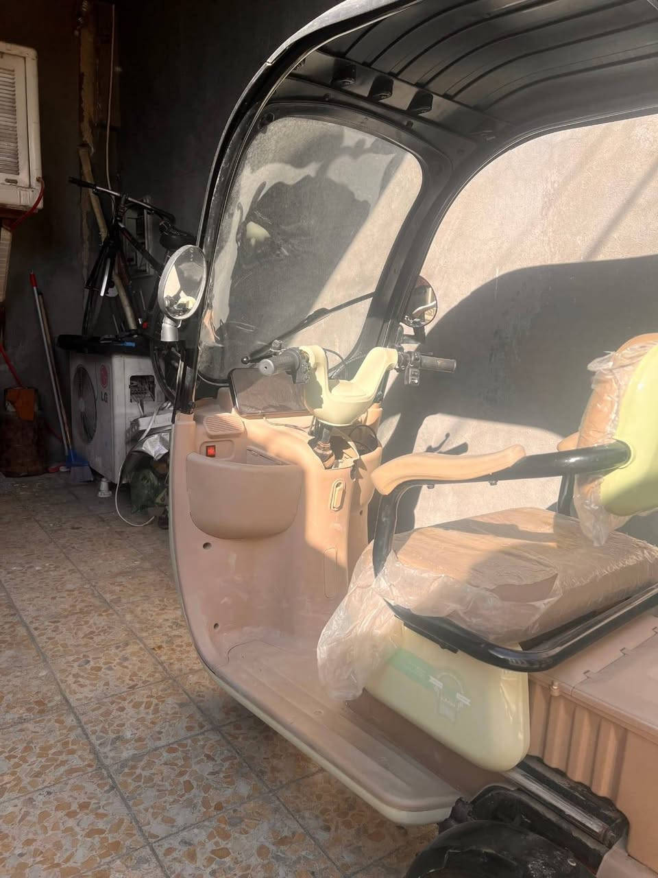 دراجة كهرباء ثلاثية ⚡
جديدة ما مستخدمة بس مرة تجربة.
تنفع لكبار السن وذوي الاحتياجات الحركية البسيطة،
سهلة بالسواقة ومريحة، وتوازنها عالي لأنها ثلاث عجلات.
المواصفات:
كهرباء 100% 
مغلقة من الأمام تحمي من الشمس والهواء
كرسي مريح ويا ظهر
هادئة وسهلة الاستخدام
نظيفة وحالتها ممتازة الاستفسار الاتصال على الرقم ***********
