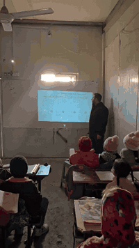 مقاطع من احد الزبائن الذي اخذ مني داتا شو الشحن
داتا شو احد الوسائل التعلمية  التي تساعد المعلم 
في وضع الاسئلة بدل من كتابتها بنفسه على الصبورة 
داتا شو شحنه يدوم ١٨٠ دقيقة  لطلب الاتصال على الرقم
***********
