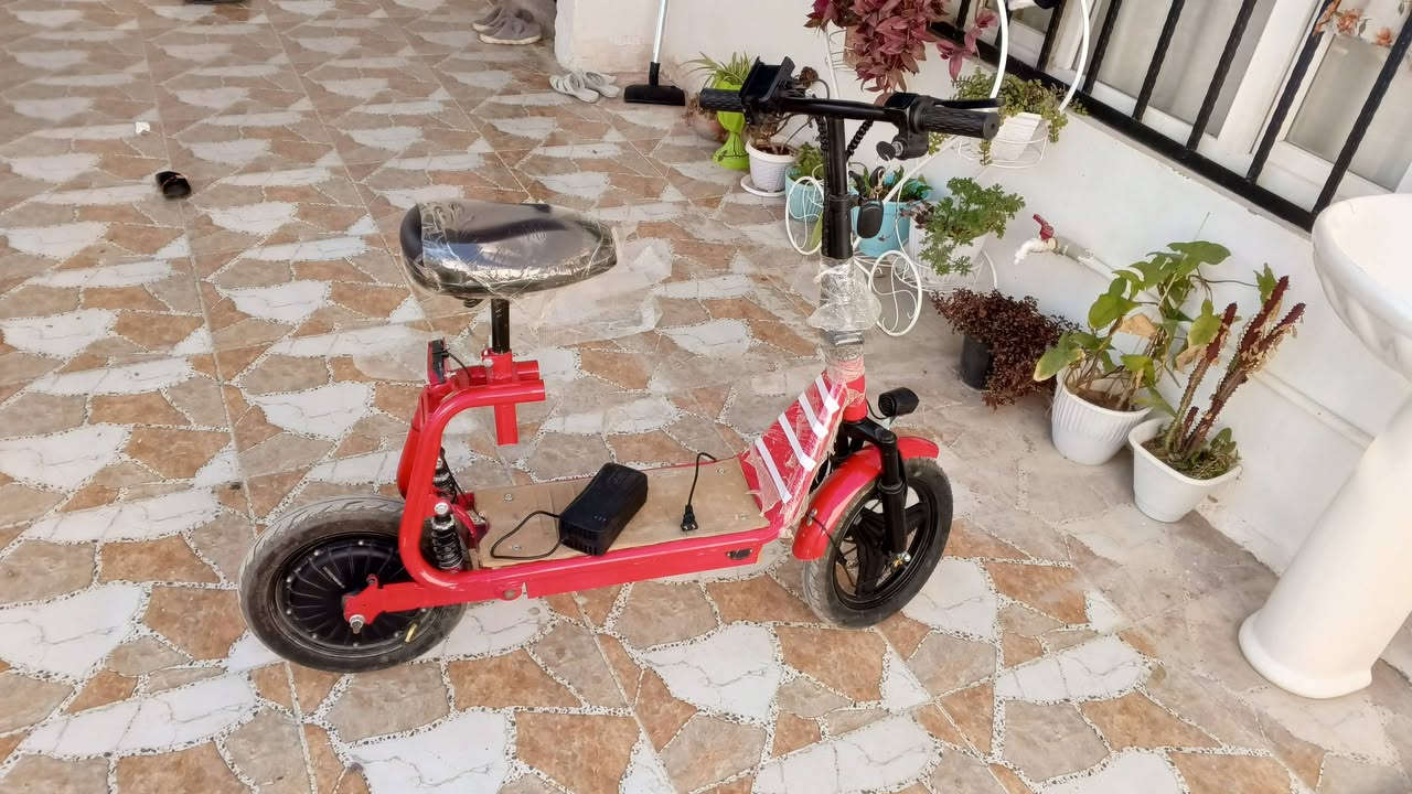 سكوتر شحن للبيع اخو الجديد
بس الشاحنة عاطلة سعر ٢٥٠ بي مجال بسيط 
***********
