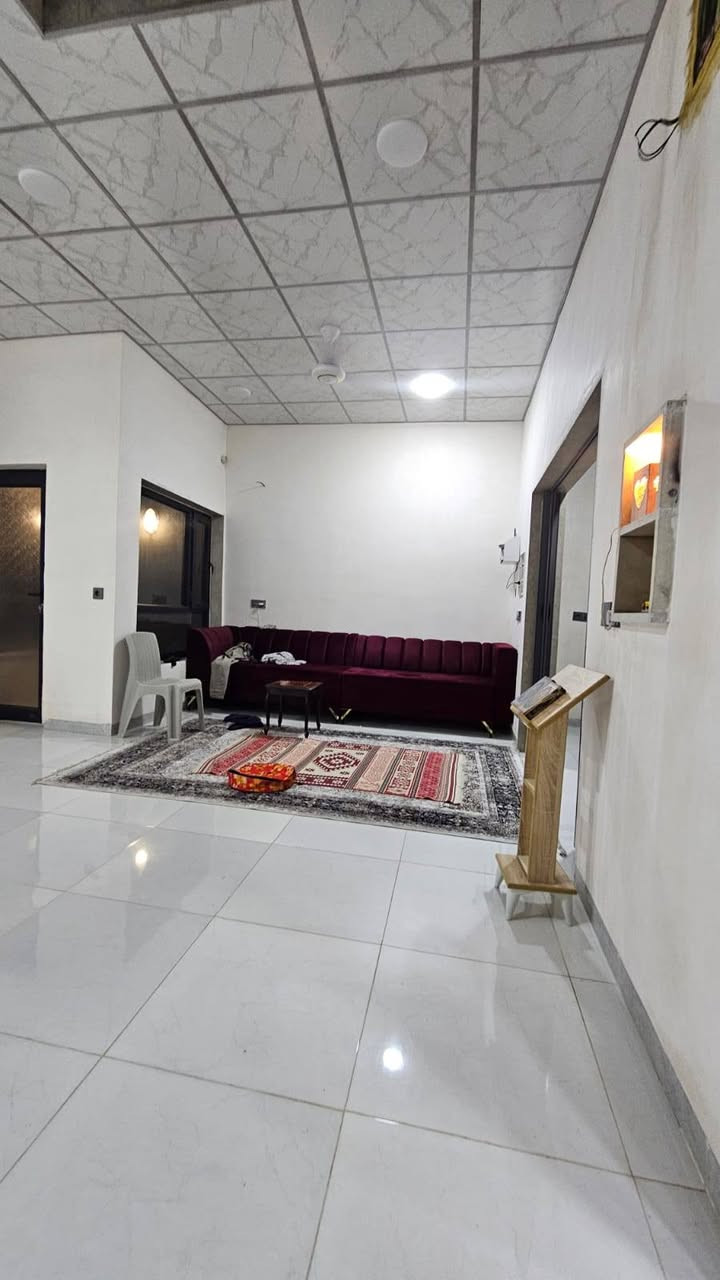 بيت زراعي 200 متر 10 في20 تجاري  قاطين للبيع يحتوي على كراج وصحيات داخلي وخارجي واستقبال وهول ومطبخ ومنور وغرفتين نوم والطابق ثاني نفس الاول وبيتونه كبيره وسطحين
العنوان الصياده على الشارع العام قرب السيطره
125بي مجال
***********
