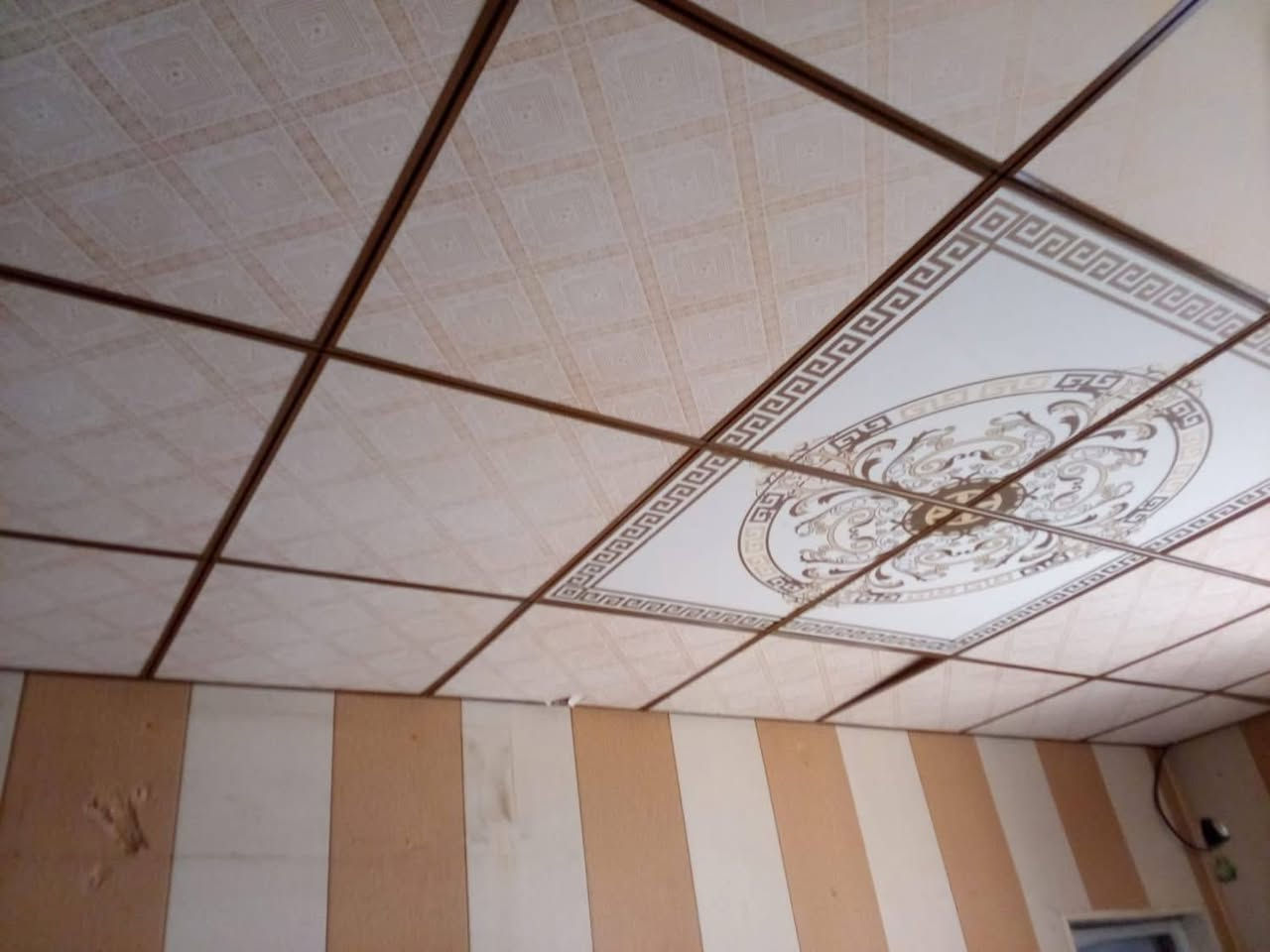 #ب300الف 
مشتمل للإيجار وبالعروبة

يحتوي ع غرفتين وصالة ومطبخ وصحيات
للاستفسار 
***********
***********
مكتب أملأك للعقار العروبة شارع المتحف 
@إشارة
