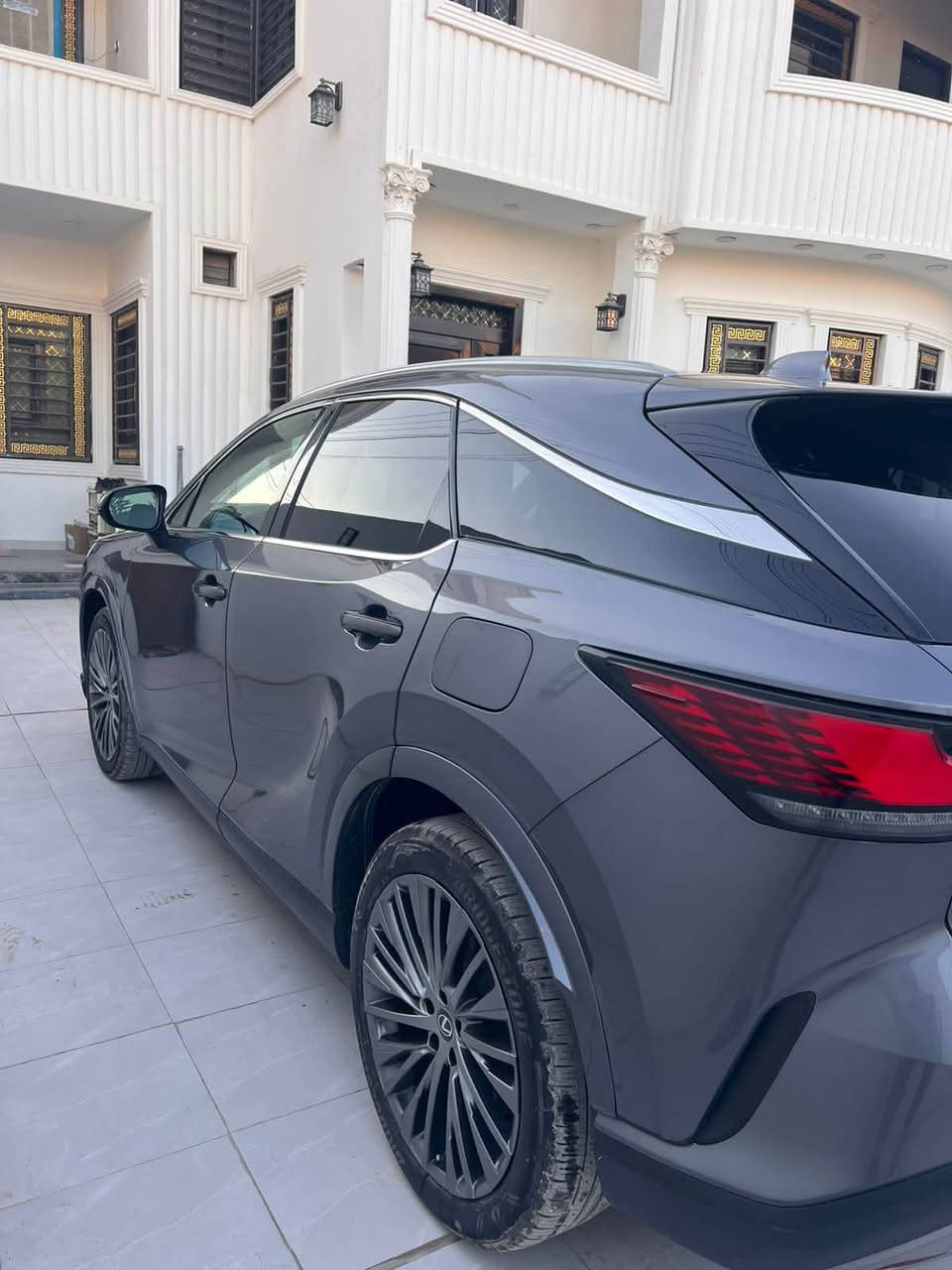 🚗 Lexus RX 350h — موديل 2023

حالة فوق الممتازة / نظيفة جداً 

الممشى: (000'57)ك م

اللون الخارجي: ( فيراني)

الدفع: AWD

المواصفات:

 • هايبرد اقتصادي جداً

 • شاشة كبيرة وتطبيقات حديثة

 • داتشو 

 • كاميرا خلفيه

 • رادار + تنبيه خروج المسار

 • بصمة تشغيل

 • شحن لاسلكي

 • LED كامل

 •     مقاعد مريحة مع تبريد/تدفئة

بعد بيه هواي مواصفات 

الضرر : صبغ ربع الجاملغ الامامي الأيسر وصبغ حافت البنيد فوق الجاملغ 
تصليح وسحب بدايت الشاصي الايسر 

💰 السعر000'30$

للاستفسار اكثر 
***********
