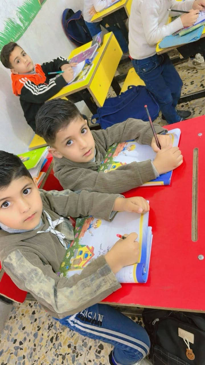 طلاب الصف التمهيدي
اثناء كتابة الواجب

#شعارنا #لسنا #الوحيدون #لكننا #نطمح #ان #نكون #الافضل
ناحية الوحدة - سيد عزال - خلف مدرسة الحليم الاهلية
للاستفسار ***********
