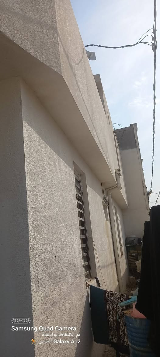 السلام عليكم  بيت للبيع طابو زراعي سند 25  المساحة 220  متر  طابق او نص  يحتوي على 2 غرفة نوم   + 2 غرفة سويت  مطبخ كبير  + صاله + ستقبال  البناء حديث  العنوان كربلاء طريق بغداد  مجاور مطبخ العتبه  الاستفسار  الاتصال على الرقم  ***********  / ***********
