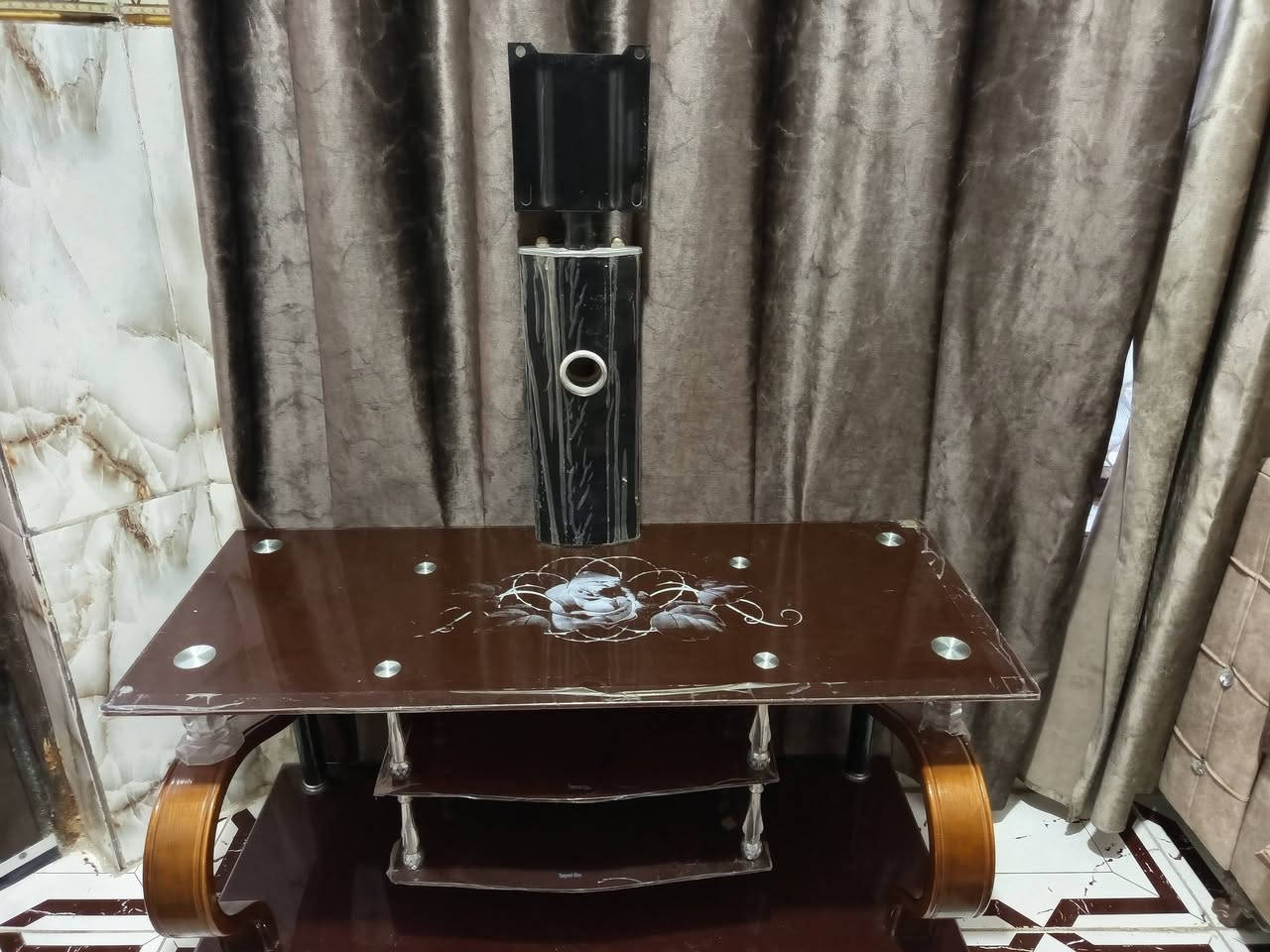 ميز ستاند بلازما 
ميز شاشة-الميز فقط

و ستاند الشاشة مُدمج مع الميز و جاهز لربط الشاشة مباشرةً 

السعر 30 الف 

المكان بابل-الحلة

للأستفسار و التواصل ***********
