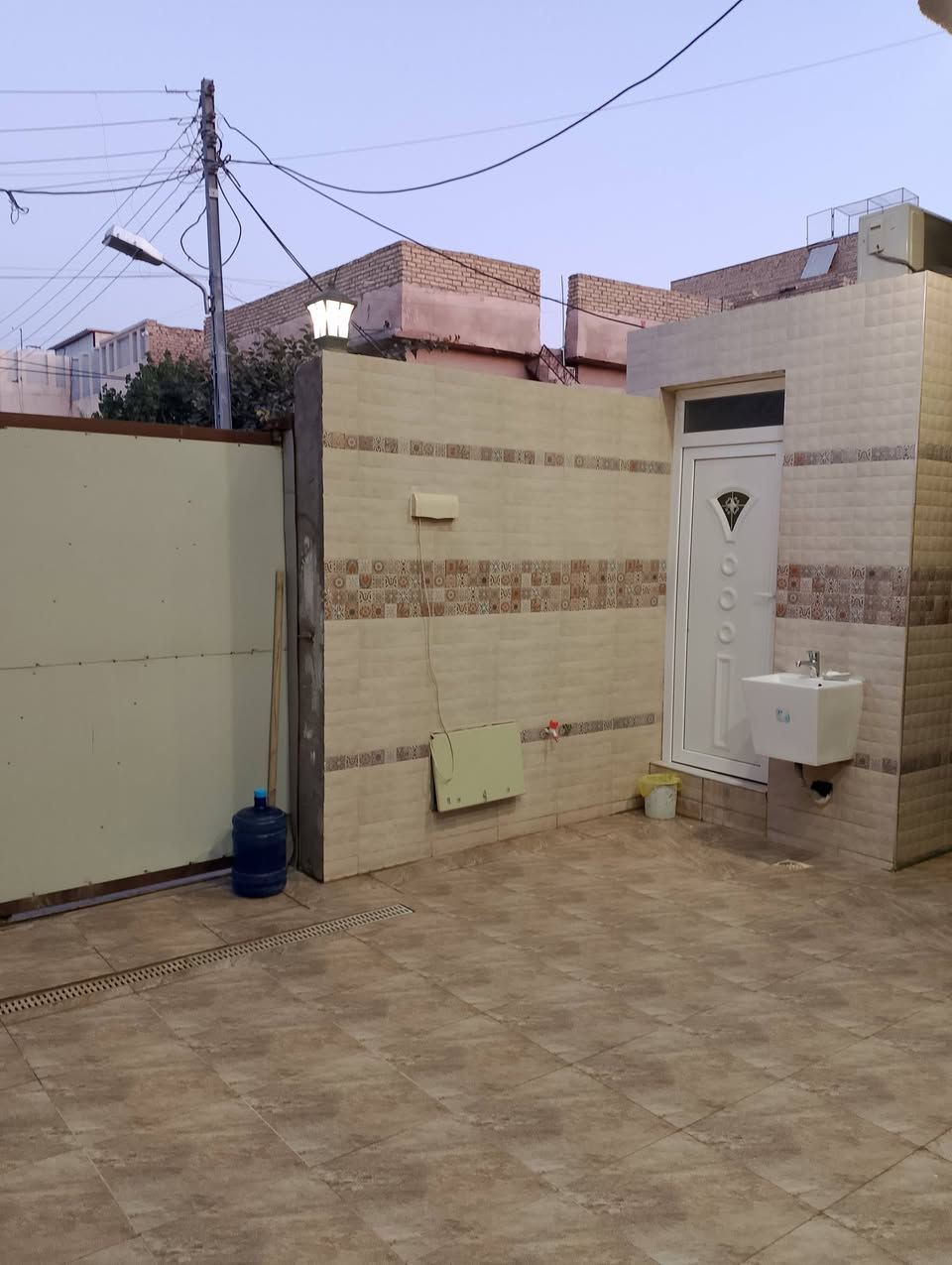 السلام عليكم ...
دار للبيع في الشموخ طابو صرف بأسمي....

المساحه ١٥٩ م(بالطابو)...

قرب ياحسين ...

البيت على شكل حرف T

طابقين اريع غرف حديث ( اثنين نظام سويت) ٣ صحيات غير الغرف....

صالتين واستقبال ومطبخ وكراج سياره....

الخارطه مهندس معروف.....

الفيديو قبل لا ادور بيه سنة ٢١.....

***********

.....

.....

ملاحظه....

البيت غير مطلوب اسكان ....

منطقه راقيه وسعره اقل من المتر بمليونين ونص وثلاث ملايين بس كاع غير البناء.....

مو  يم الزراعي......

والبناء انا بانيه وعلى ايدي ....

مو بناء دوله وحتى طابو ماكو واسعار خياليه....

واليكلك بكذا سعر.....

فلوسك عندك وخل يجيبلك نفس مكانه ومواد بنائه.

مراوس اعتذر من عنده....

السعر واي استفسار بالخدمه...

وكلهن عندك وجيًك الاسعار....

واكرر طابو صرف وانا ابو البيت مو دلال او مكتب عقار.

