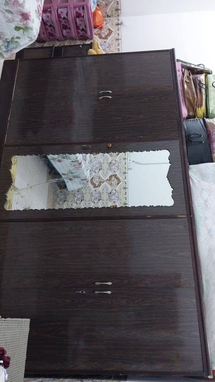 غرفة للبيع متكونه من ٨ قطع
خشب فورميكا اسود نظيفة
السعر ٧٥٠ وبي مجال
للأستفسار  ***********
