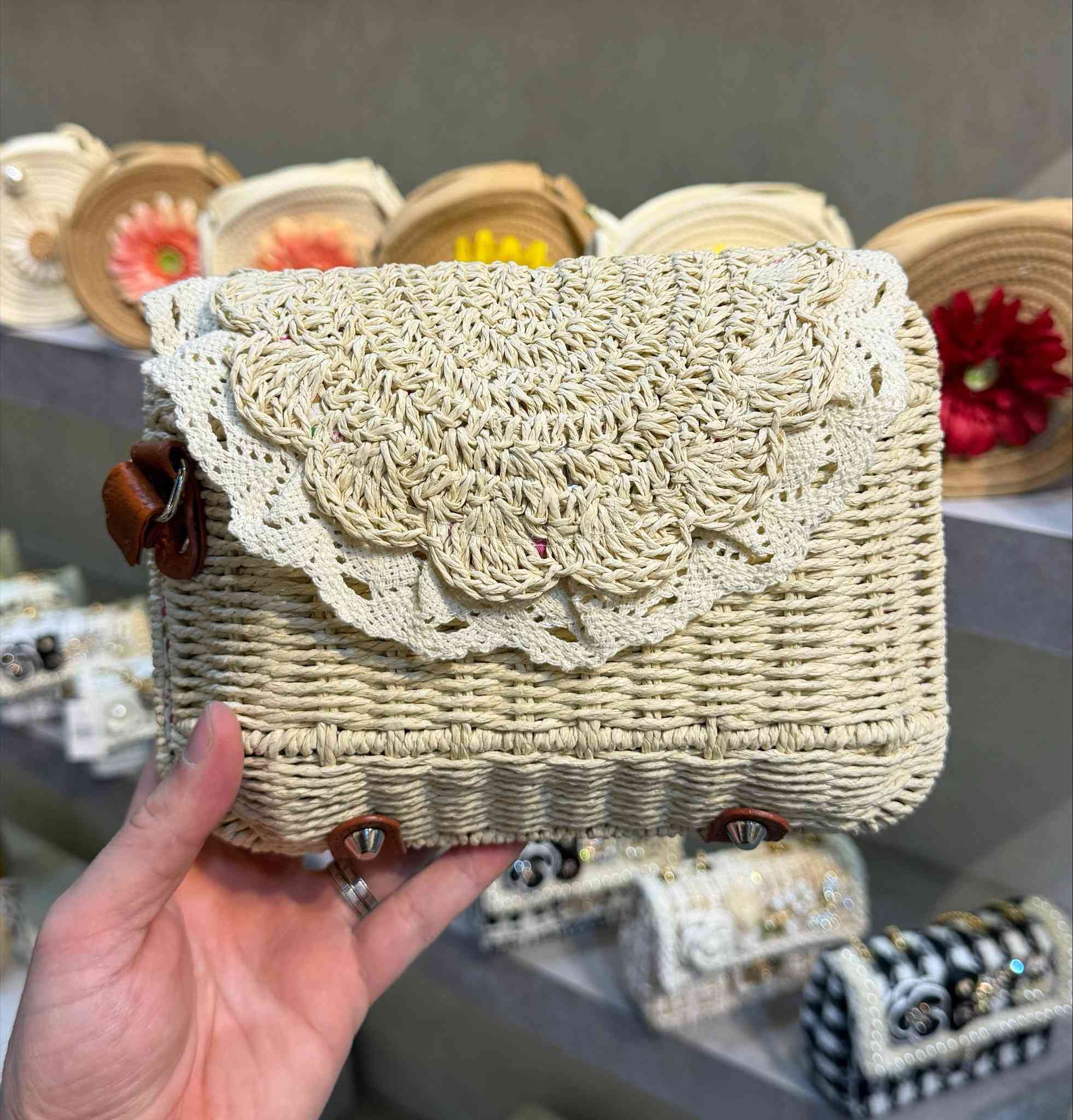 جنطة خوص شغل من الطراز الرفيع 😍
متوفرة ب 22 موديل 
كل موديل لونين ( اللون البيجي واللون الجوزي )
الدرزن 12 قطعة 
سعر الدرزن 156الف فقط 🔥
الحجز واتساب 👇او تليكرام

***********
https://t.me/pgdabvc
