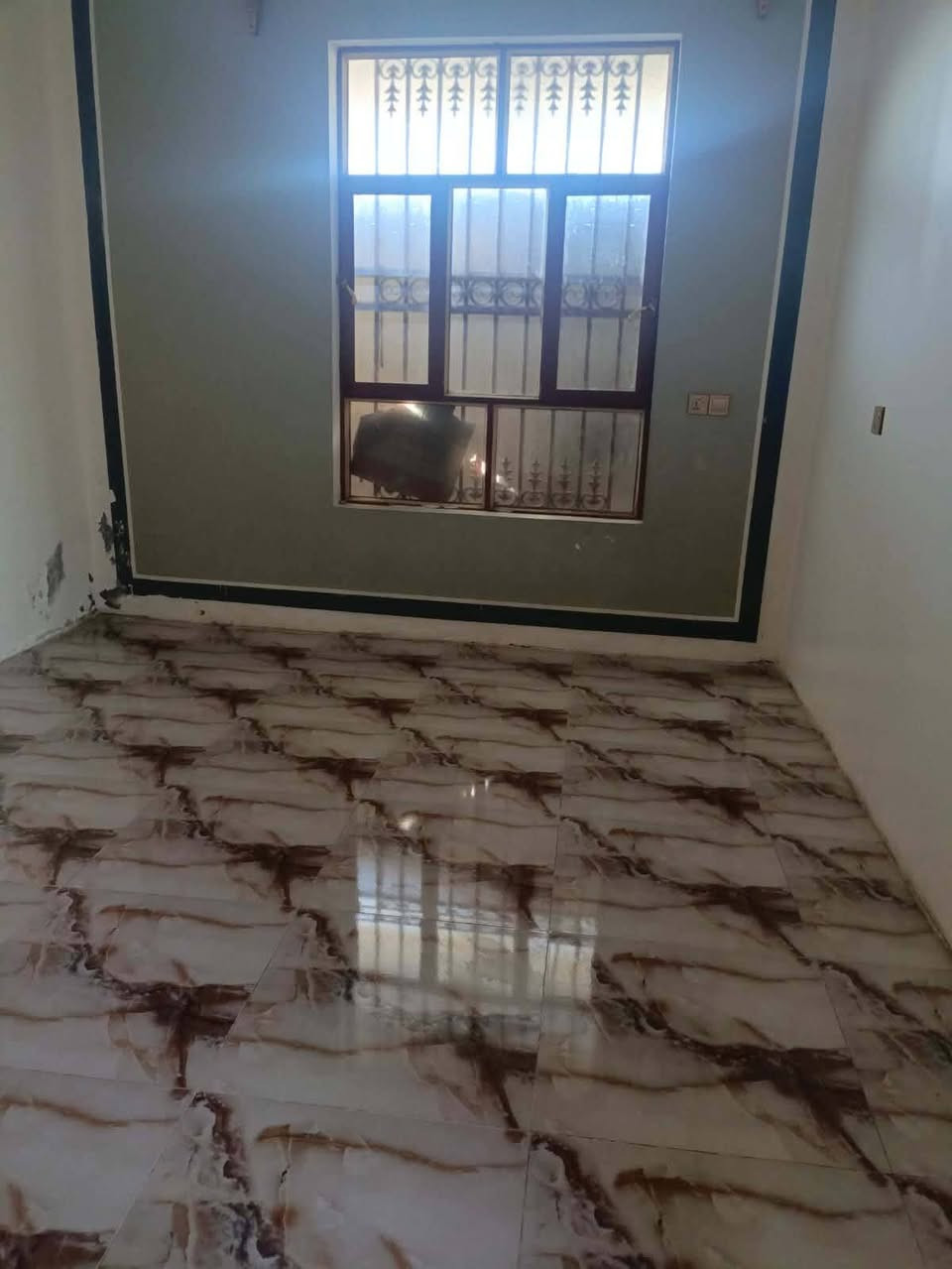 بيت لليجار العنوان المعراج قرب جامع الهادي  بيت جاهز خدمات فول ***********
