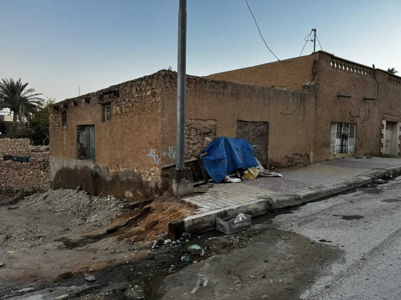 دار  تجاري بناء قديم
ركن المساحه  200 متر طابو صرف 
حالياً مؤجر 
السعر 30 مليون وبي مجال بسيط 
للاستفسار ***********/***********
زورونا موقعنا مكتب اليوسف للعقار فلكة جسر حجلان
